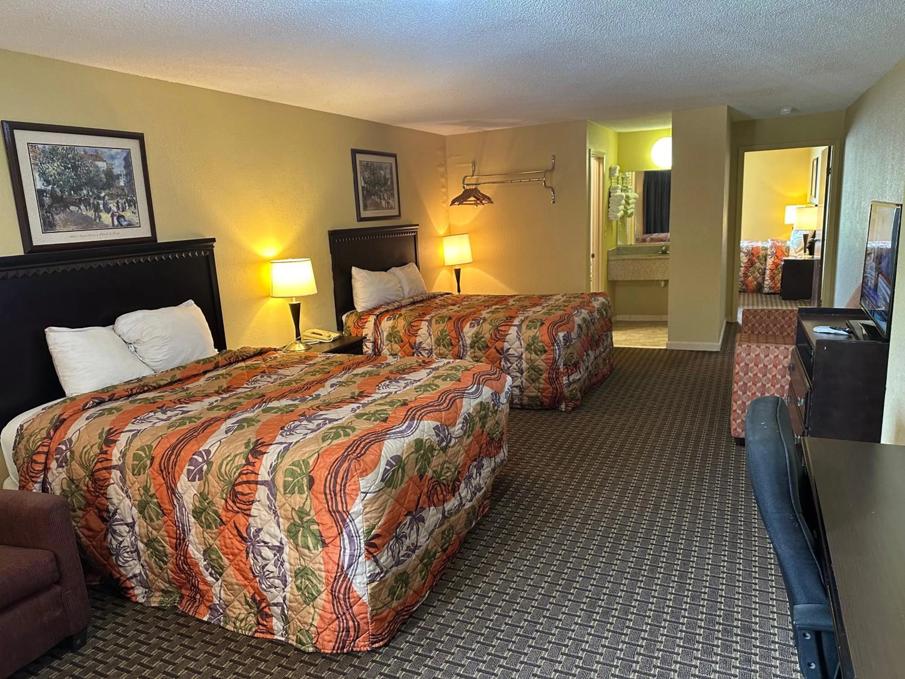 Two-Bedroom Suite in Royal Inn - Anniston