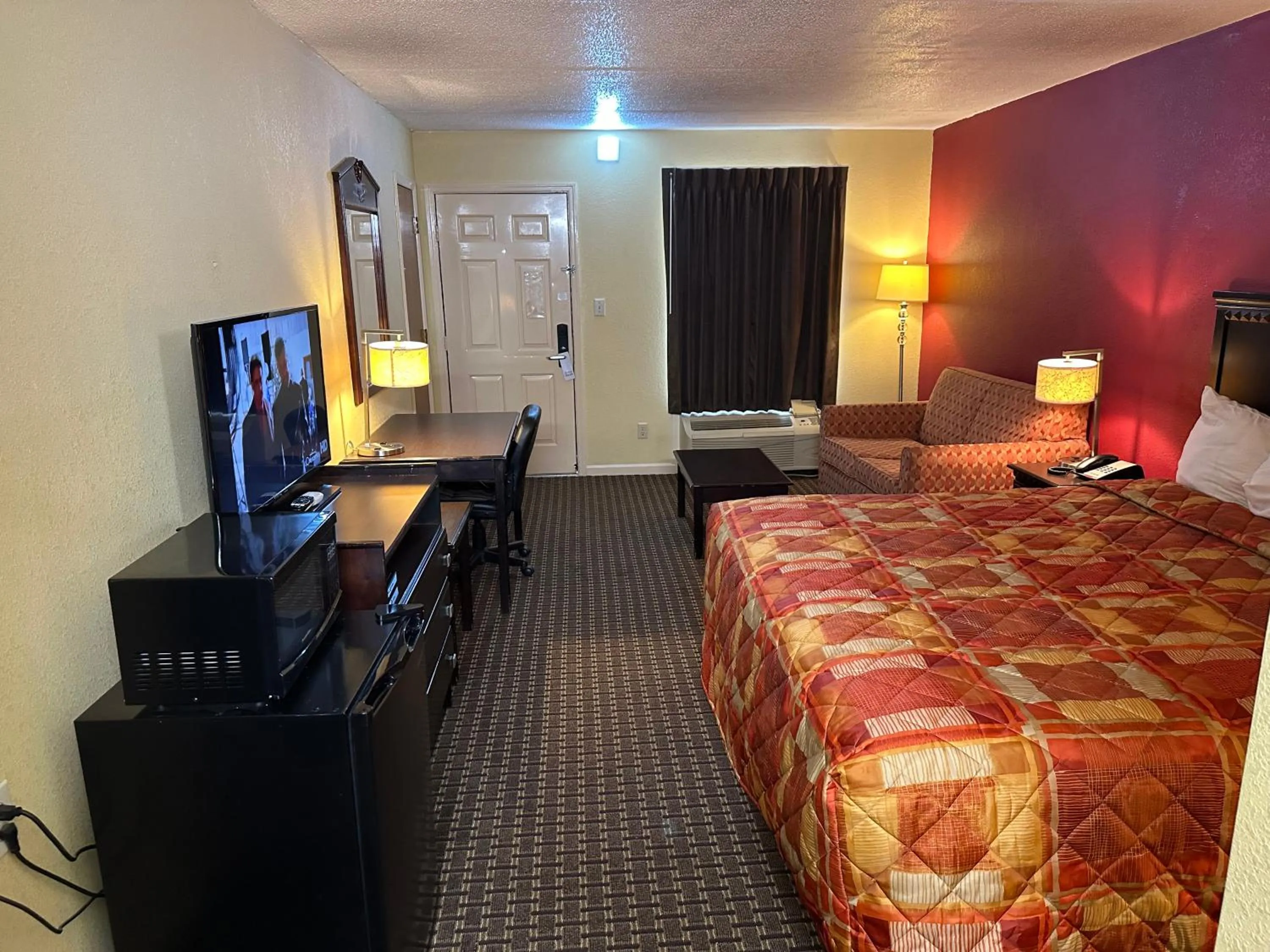 King Room - Non-Smoking in Royal Inn - Anniston