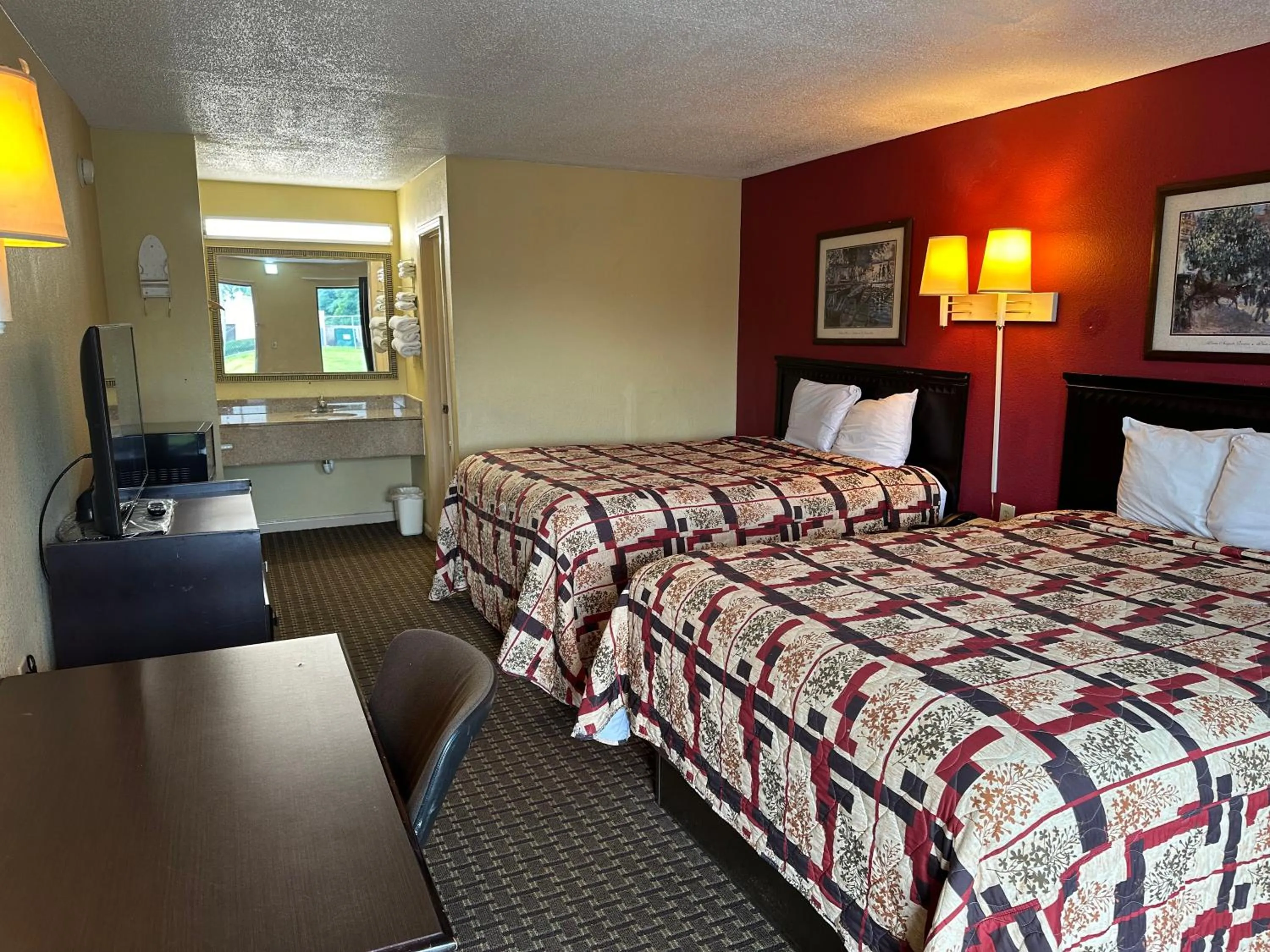 Queen Room with Two Queen Beds - Smoking in Royal Inn - Anniston