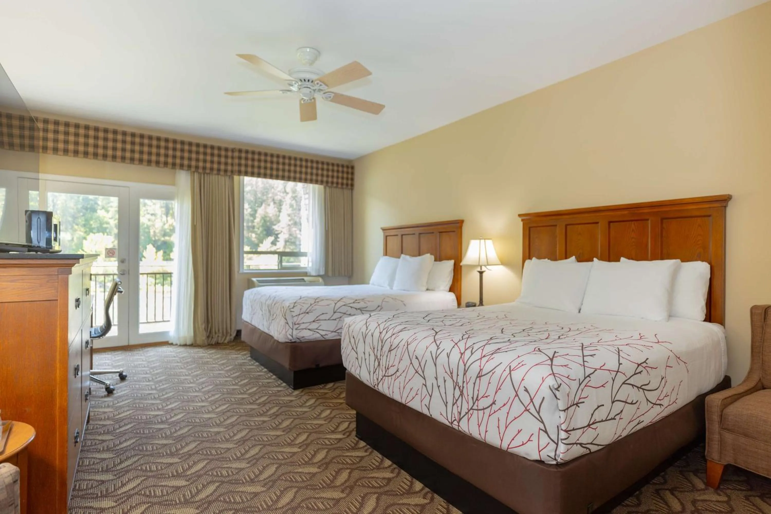 Queen Room with Two Queen Beds - River View in Best Western Lodge at River's Edge
