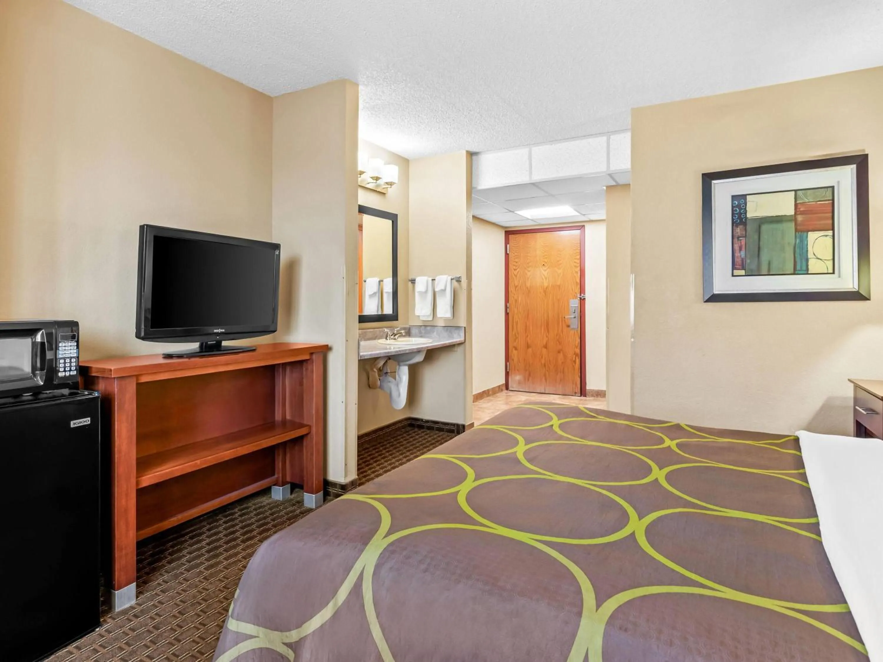 King Room with Mobility Access and Bathtub with Grab Bars, Non-Smoking in Super 8 by Wyndham Sturtevant Racine