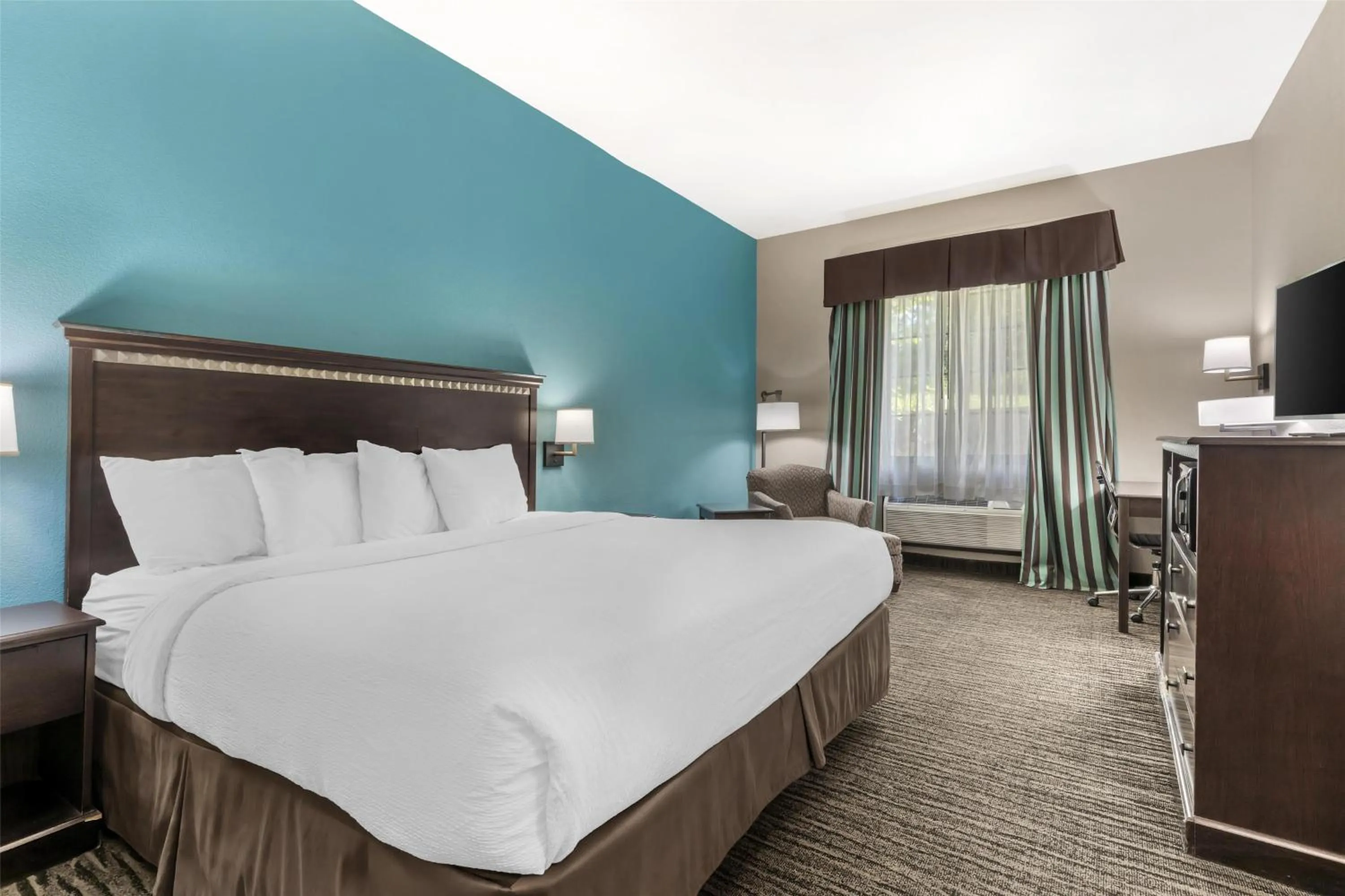 King Room - Non-Smoking in Best Western Mineola Inn