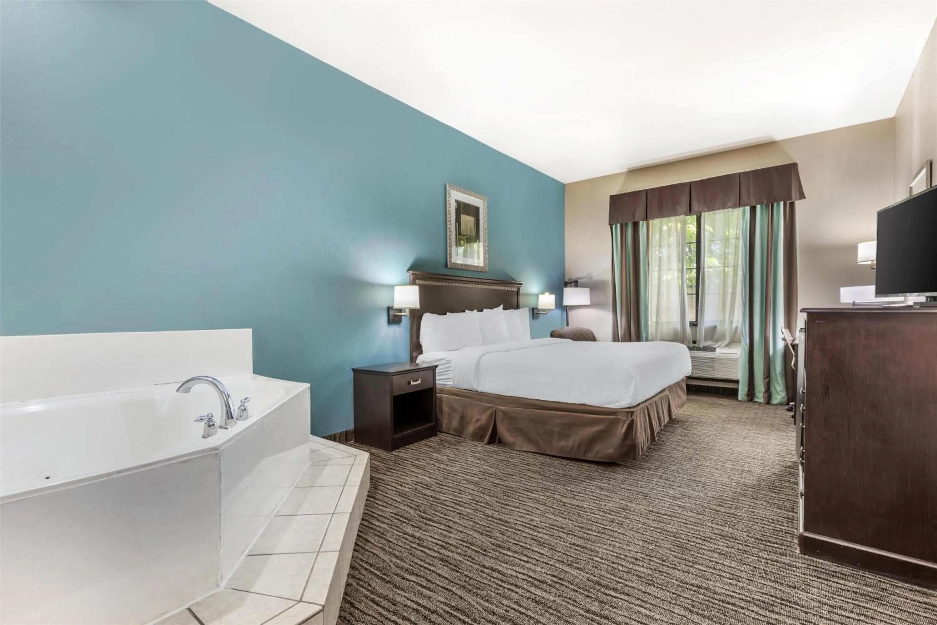 King Suite with Jacuzzi - Non-Smoking in Best Western Mineola Inn