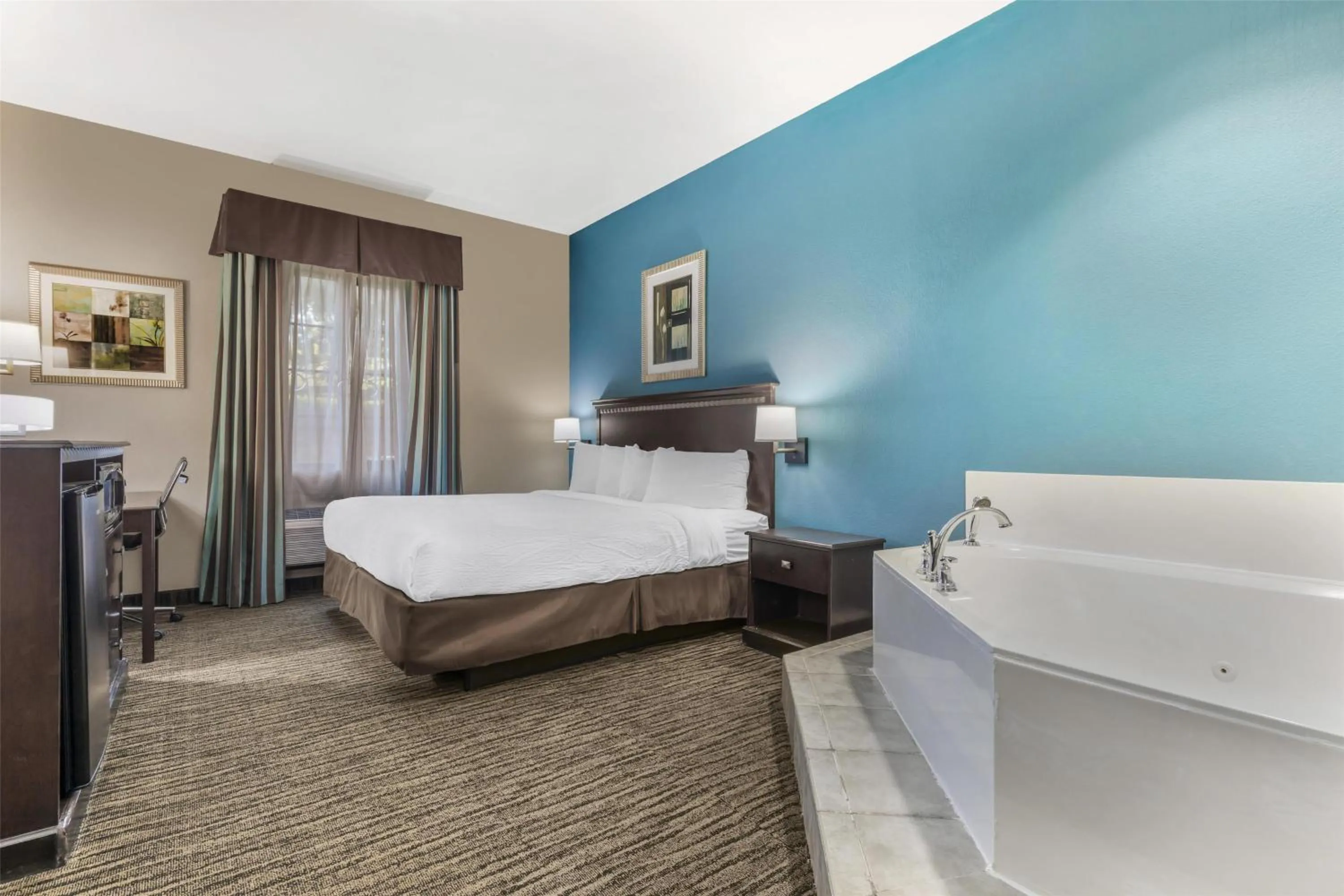 King Suite with Roll-In Shower and Spa Bath - Disability/Non-Smoking in Best Western Mineola Inn