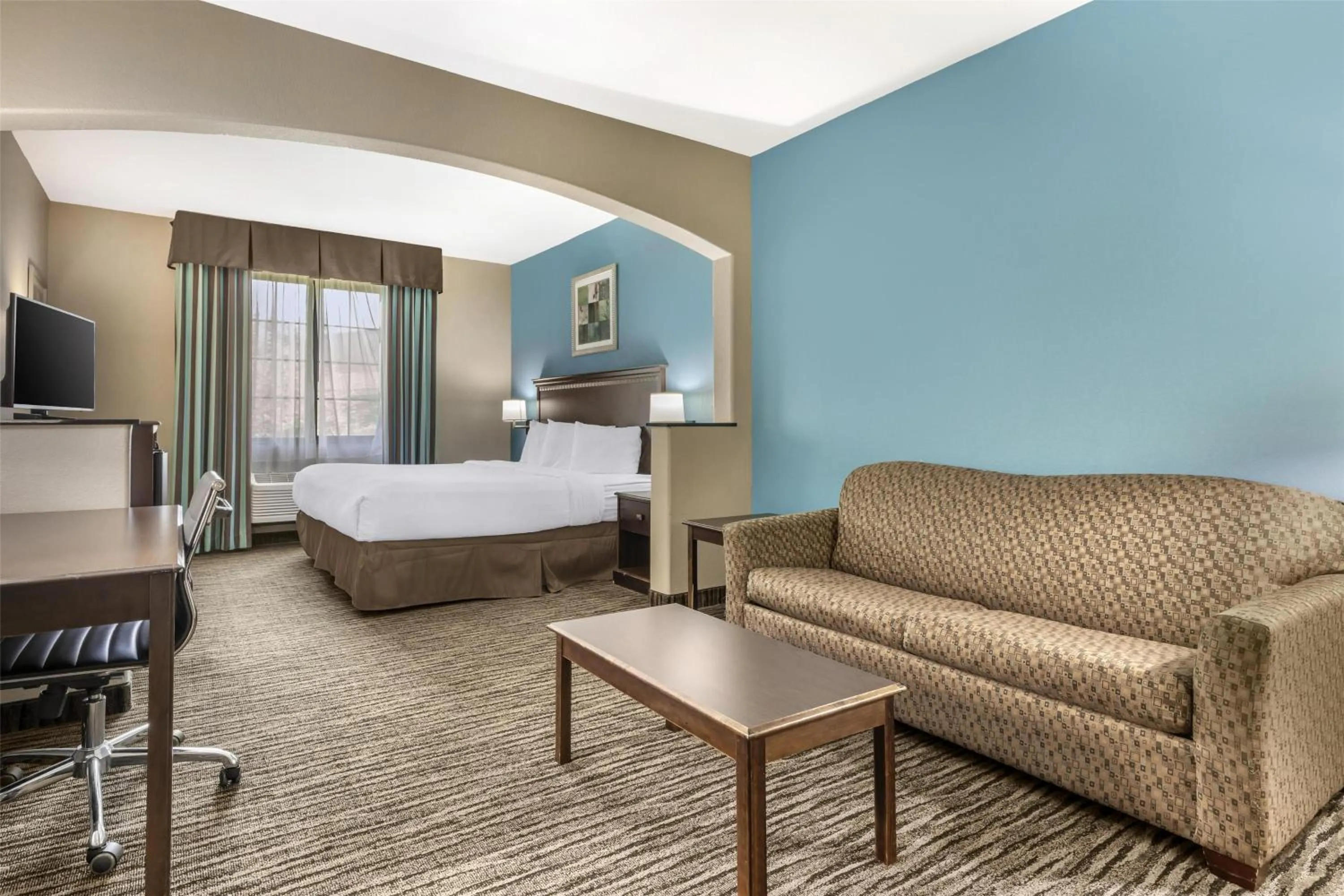 King Suite - Non-Smoking in Best Western Mineola Inn