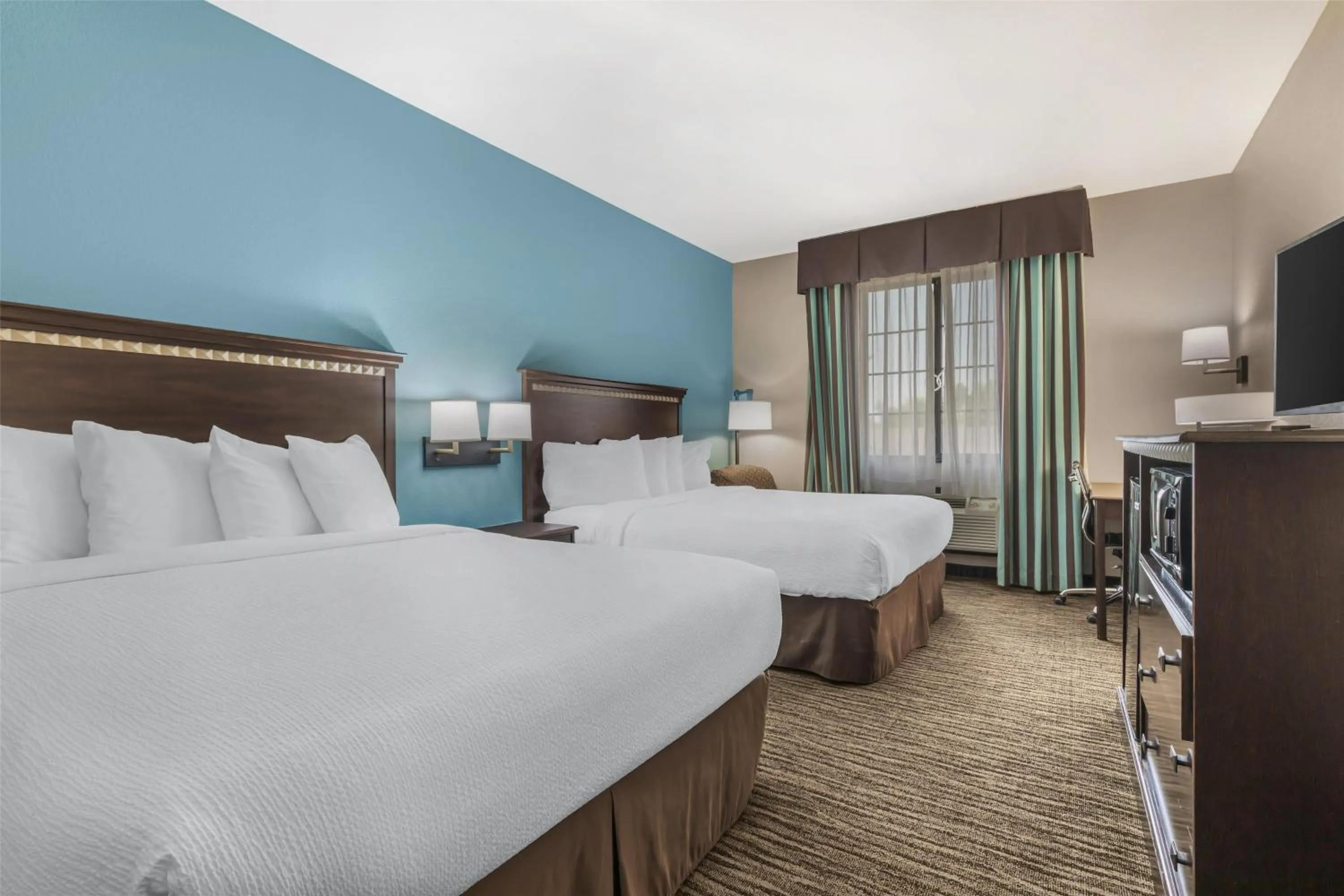 Queen Room with Two Queen Beds with Bath Tub - Mobility Accessible/Non-Smoking in Best Western Mineola Inn