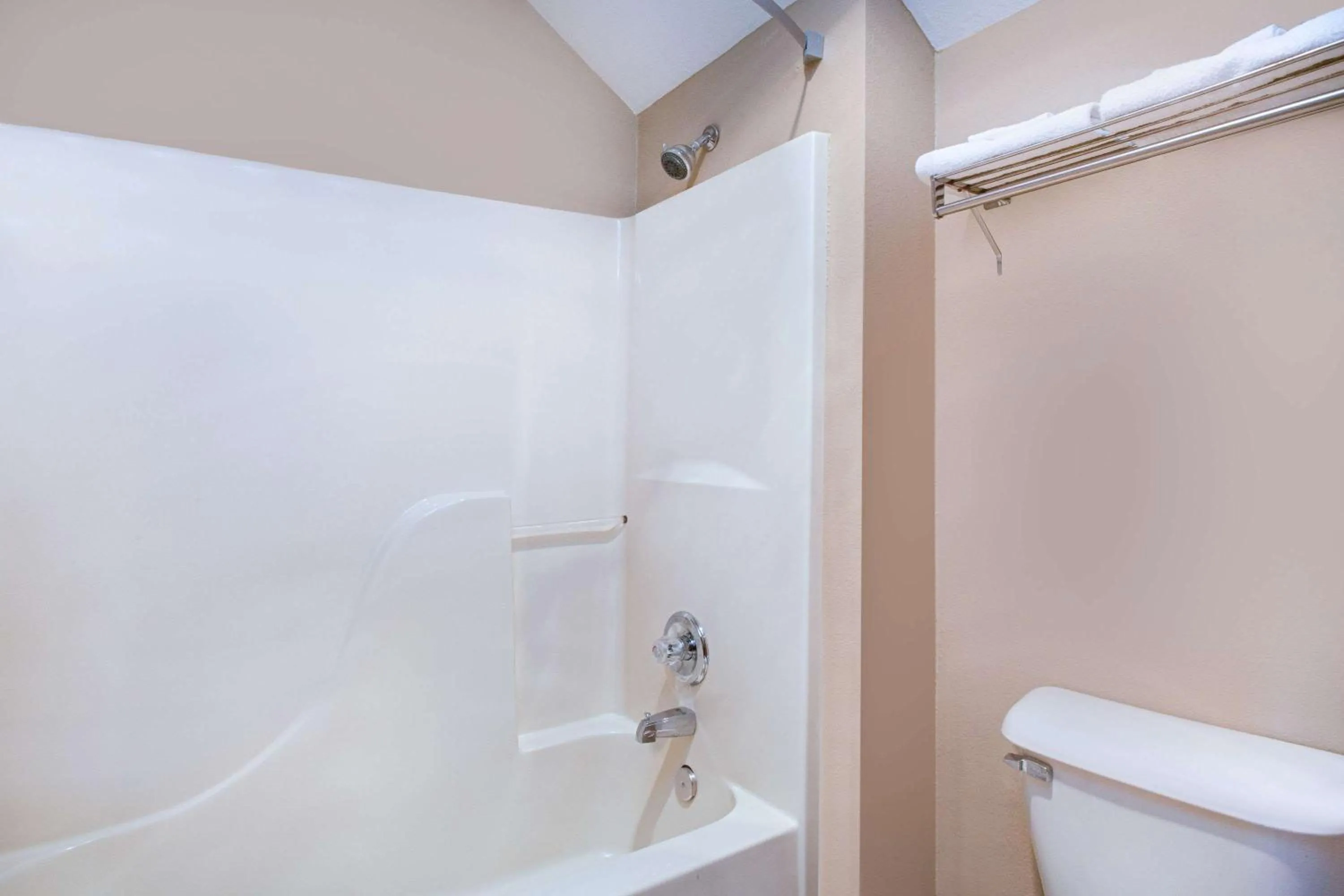 King Studio Suite - Non-Smoking in Super 8 by Wyndham Defiance