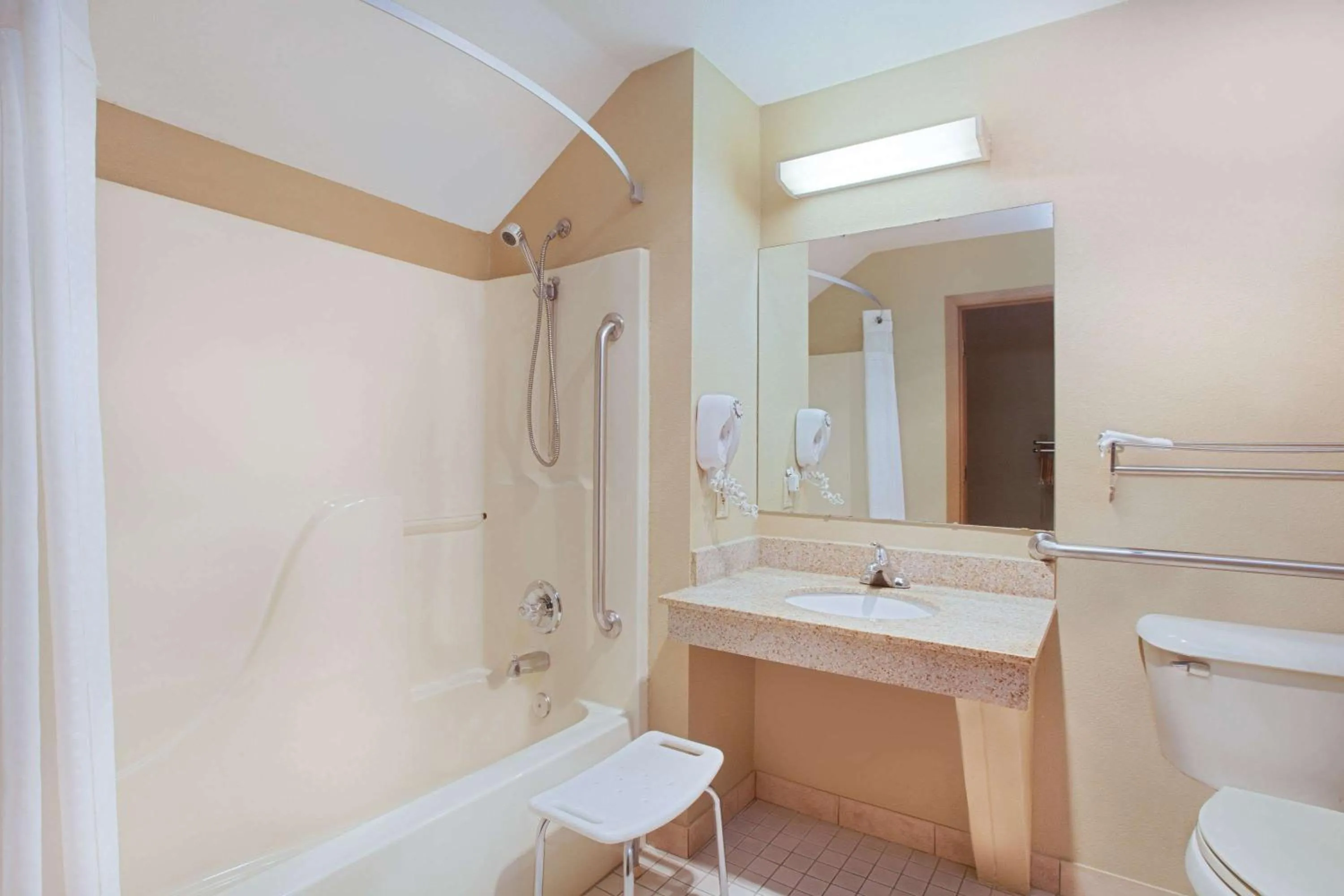 King Room - Mobility Access/Smoking in Super 8 by Wyndham Defiance