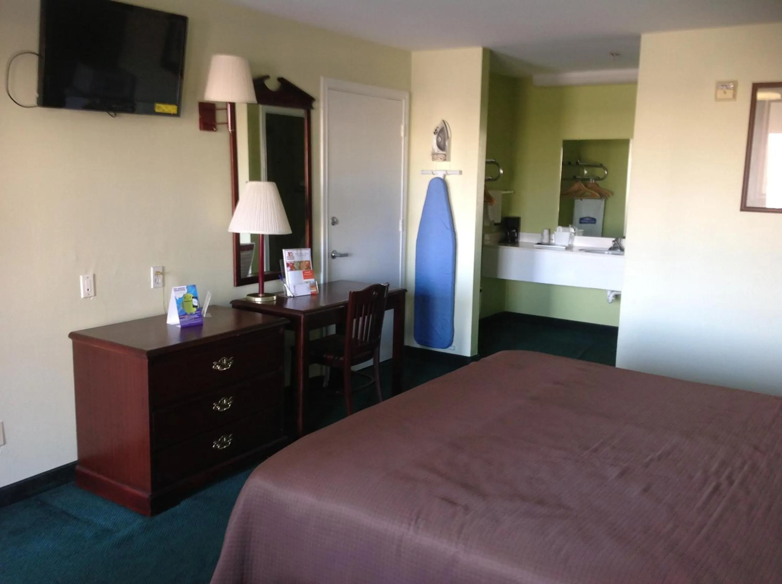 Deluxe King Suite in Howard Johnson by Wyndham Grand Prairie Near Lone Star Park