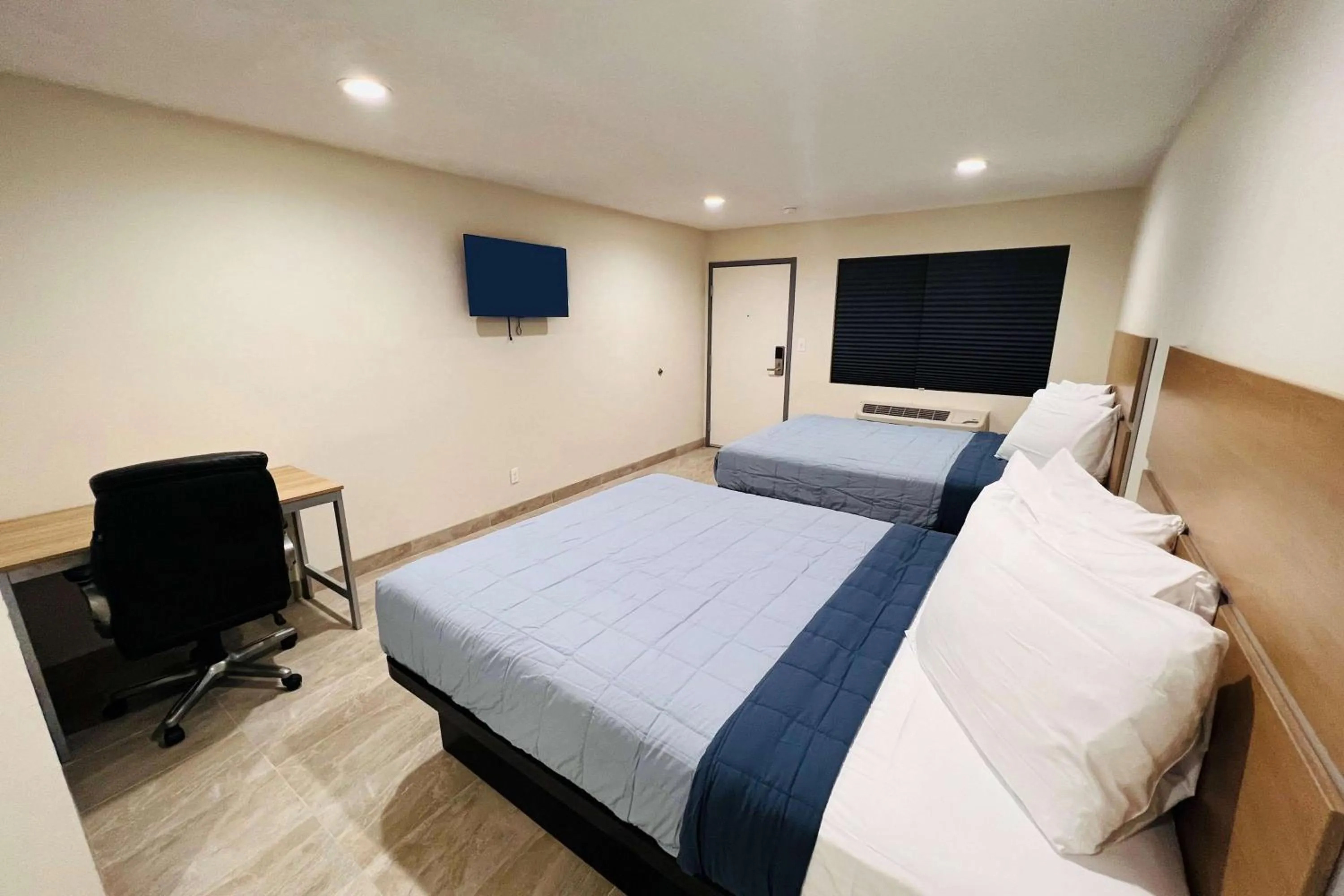 Twin Room with Mobility Access and Roll-In Shower, Non Smoking in Super 8 by Wyndham Bakersfield CA