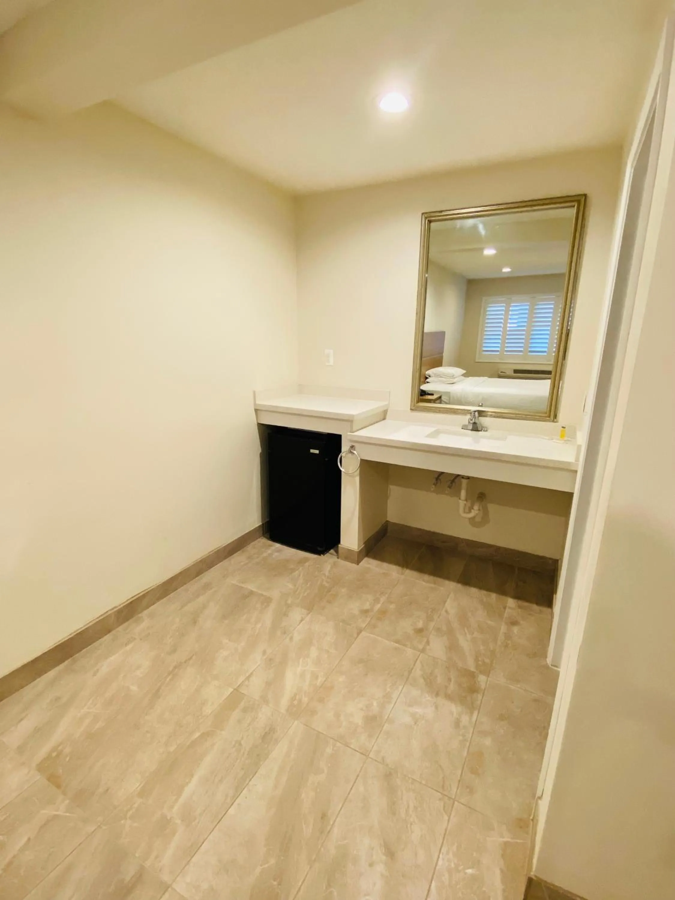 Queen Room with Mobility Access and Bathtub with Grab Bars, Non-Smoking in Super 8 by Wyndham Bakersfield CA