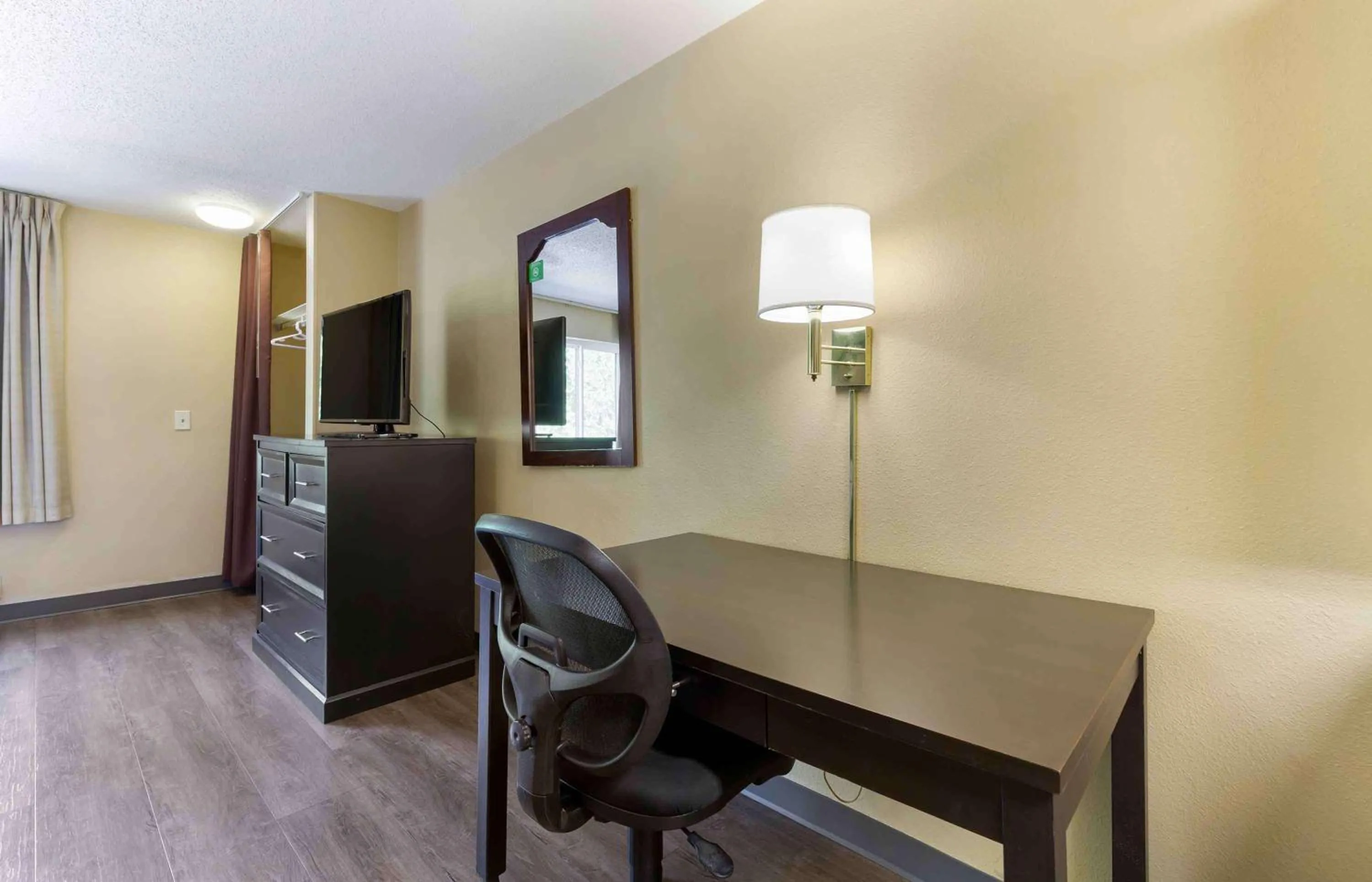 Queen studio with 1 Queen Bed - Disability Access/Non-Smoking in Extended Stay America Suites - Washington, DC - Landover