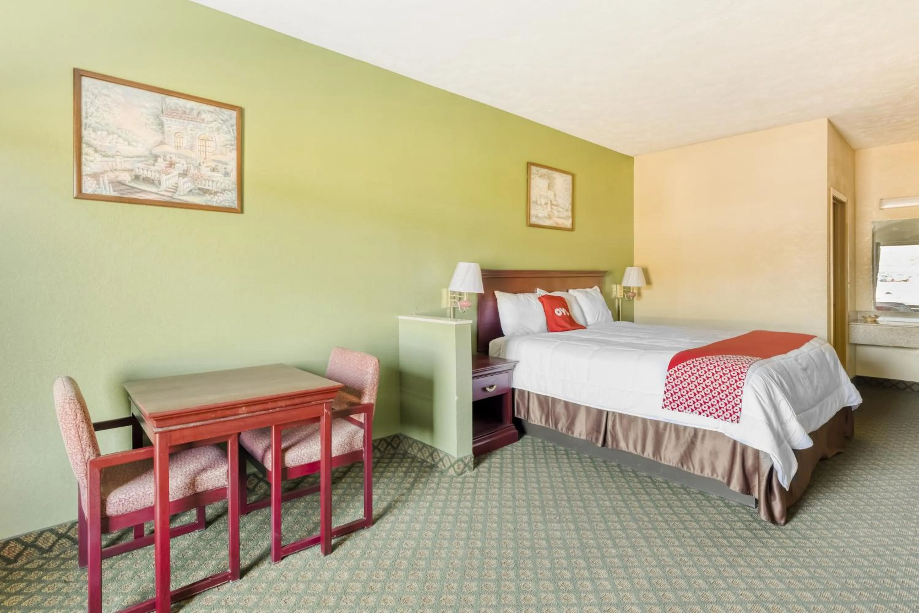 King Bed Smoking in OYO Hotel Grenada West