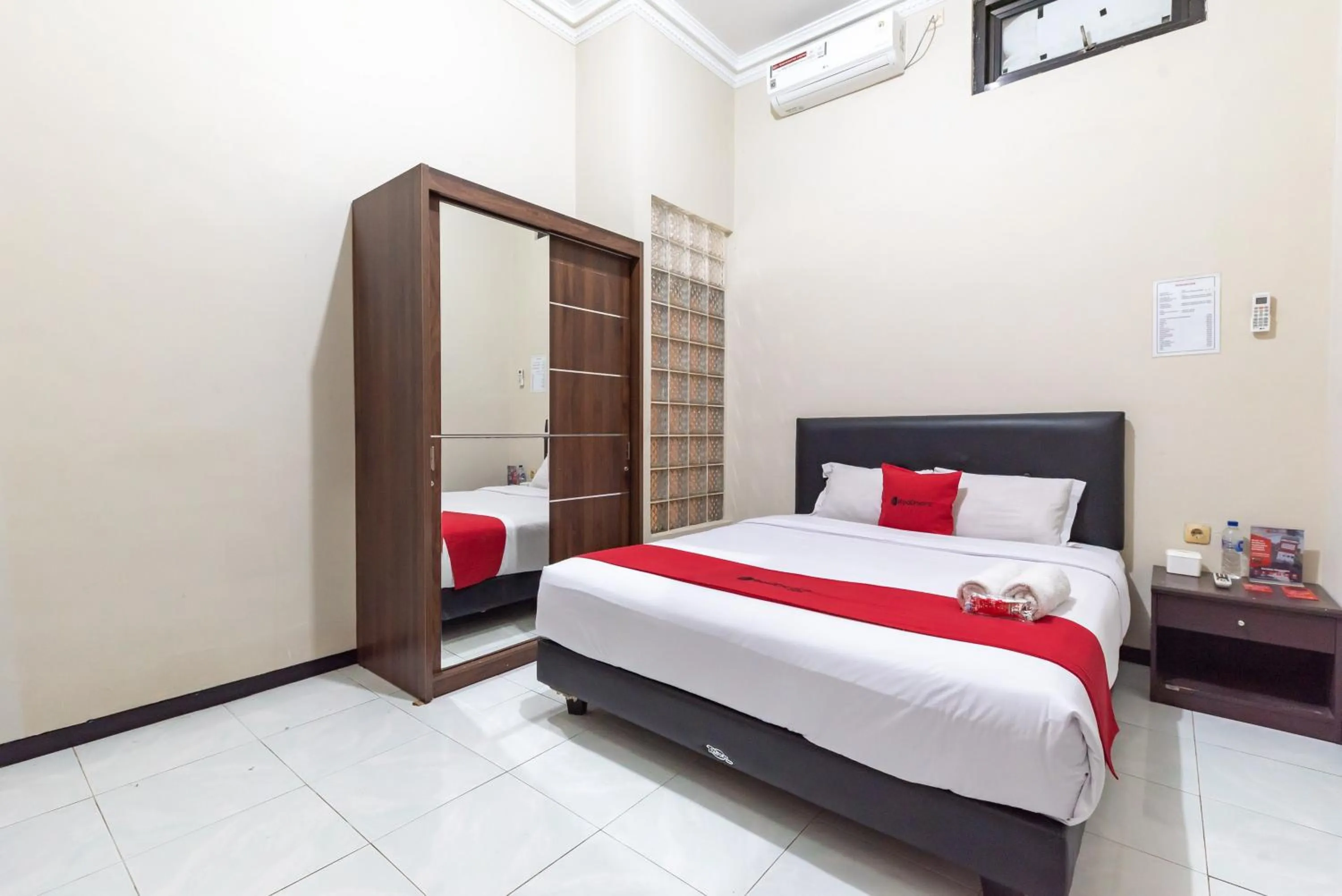 Double Room in RedDoorz @ Soekarno Hatta Indah