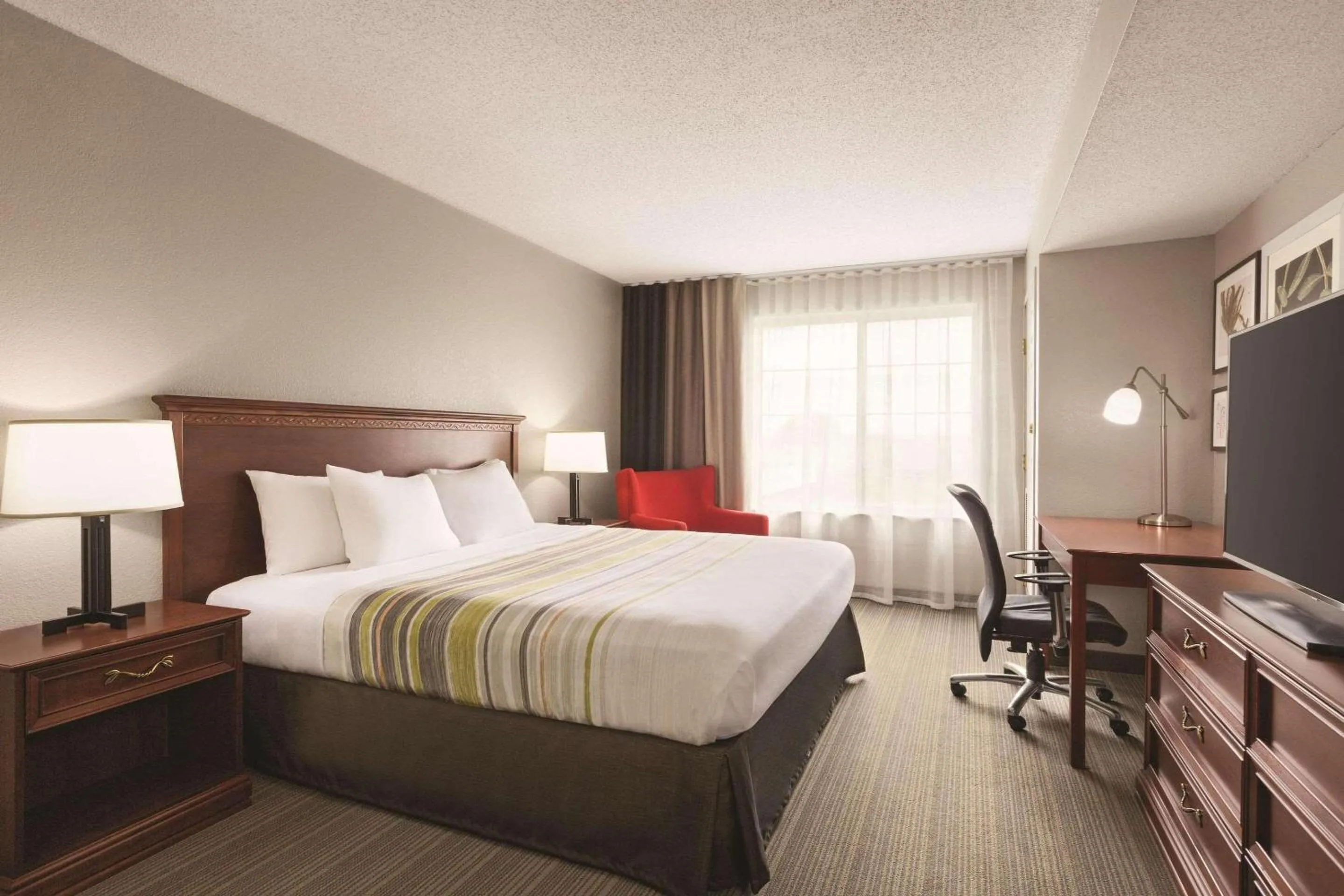 King Suite with Whirlpool - Non-smoking in Country Inn & Suites by Radisson, Willmar, MN