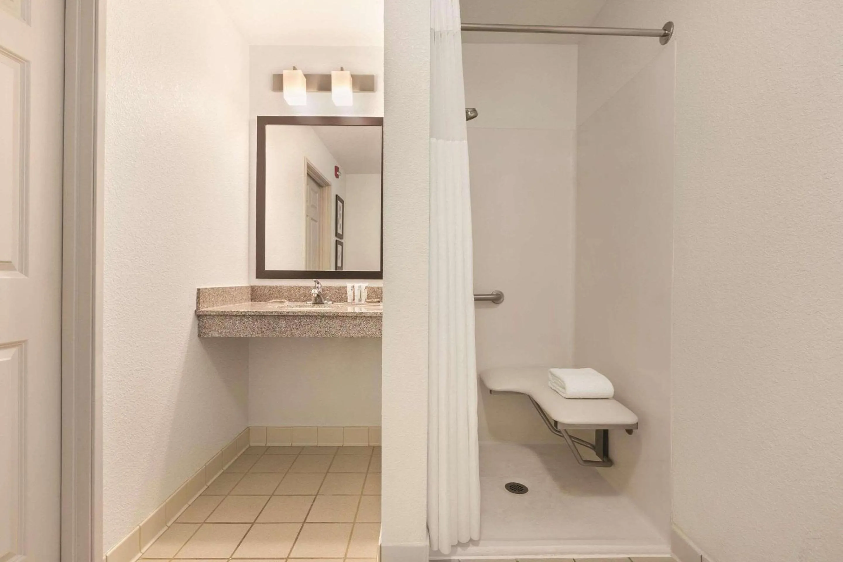 King Room with Roll-In Shower - Disability Access/Non Smoking in Country Inn & Suites by Radisson, Willmar, MN