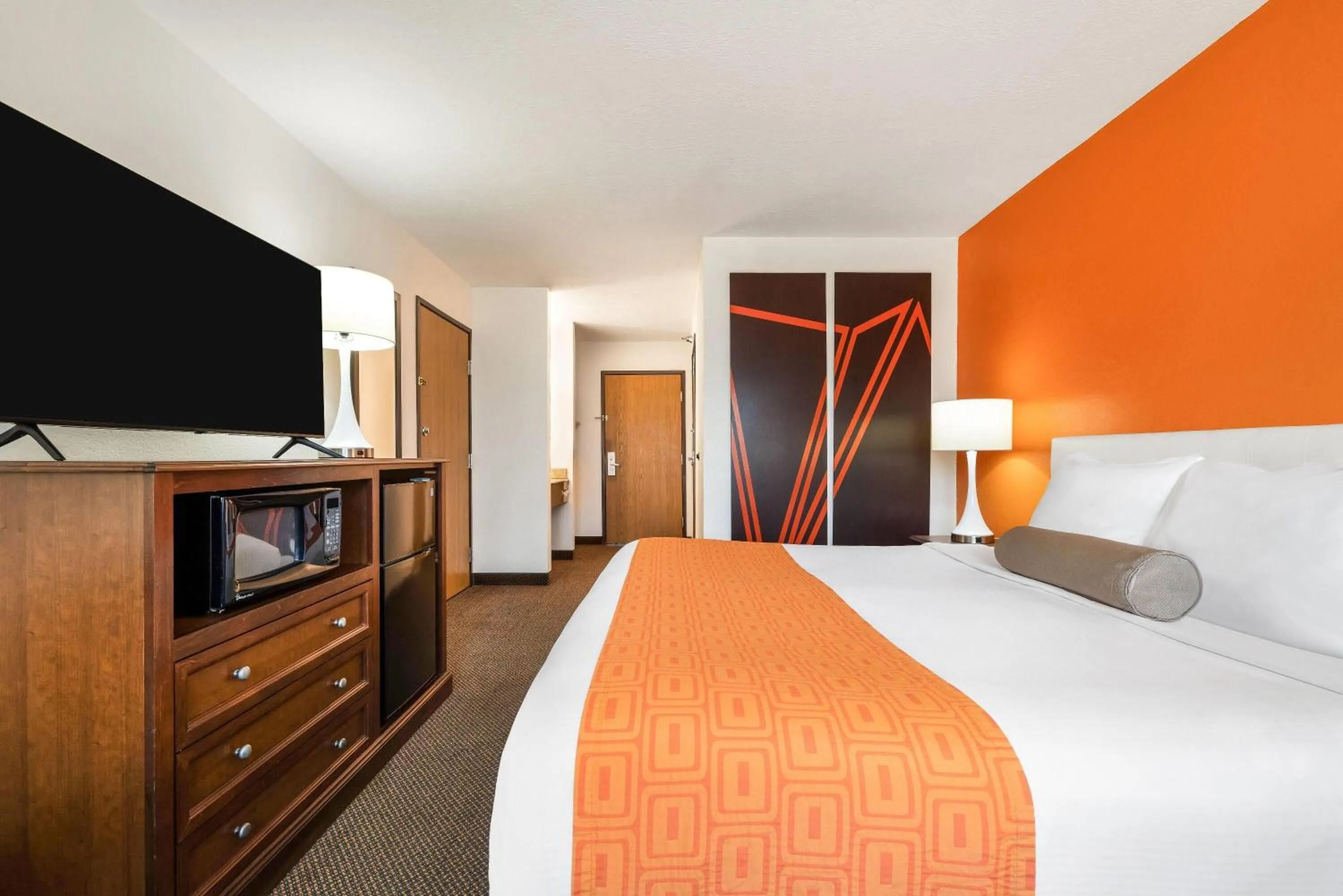 King Room - Non-Smoking in Howard Johnson by Wyndham Oacoma Hotel & Suites