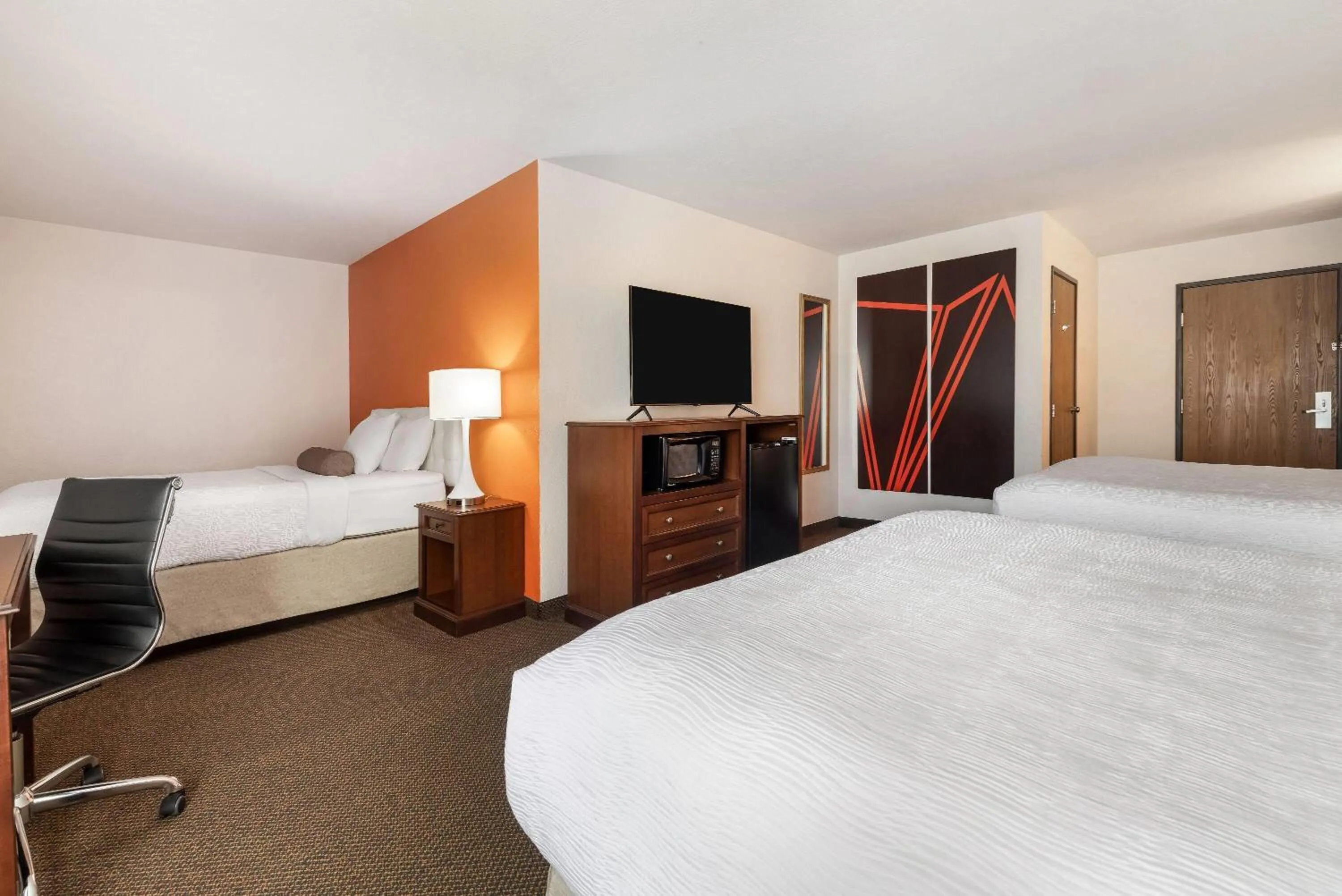 3 Queen Beds, Studio Suite, Non-Smoking in Howard Johnson by Wyndham Oacoma Hotel & Suites