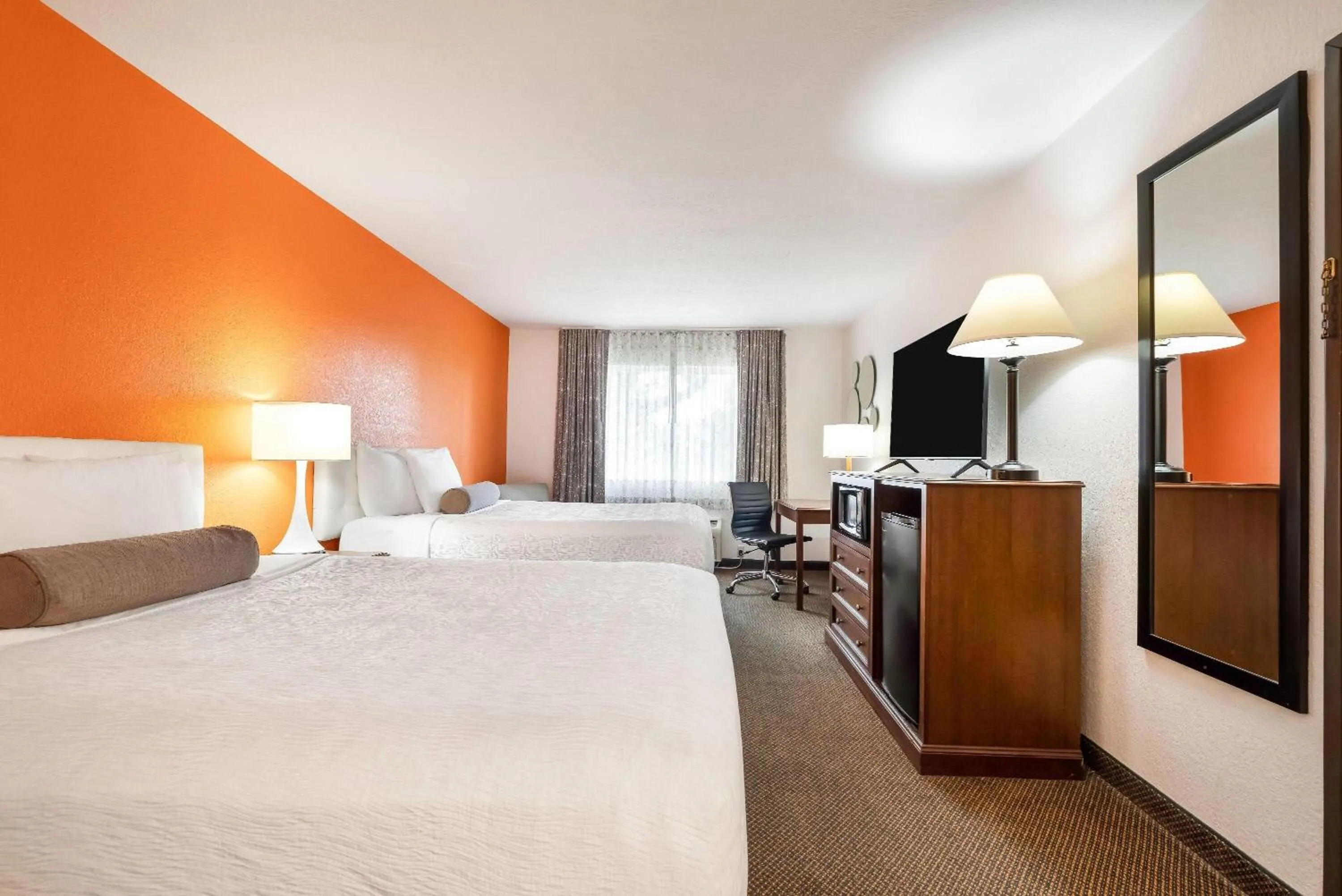 Queen Room with Two Queen Beds - Non-Smoking in Howard Johnson by Wyndham Oacoma Hotel & Suites