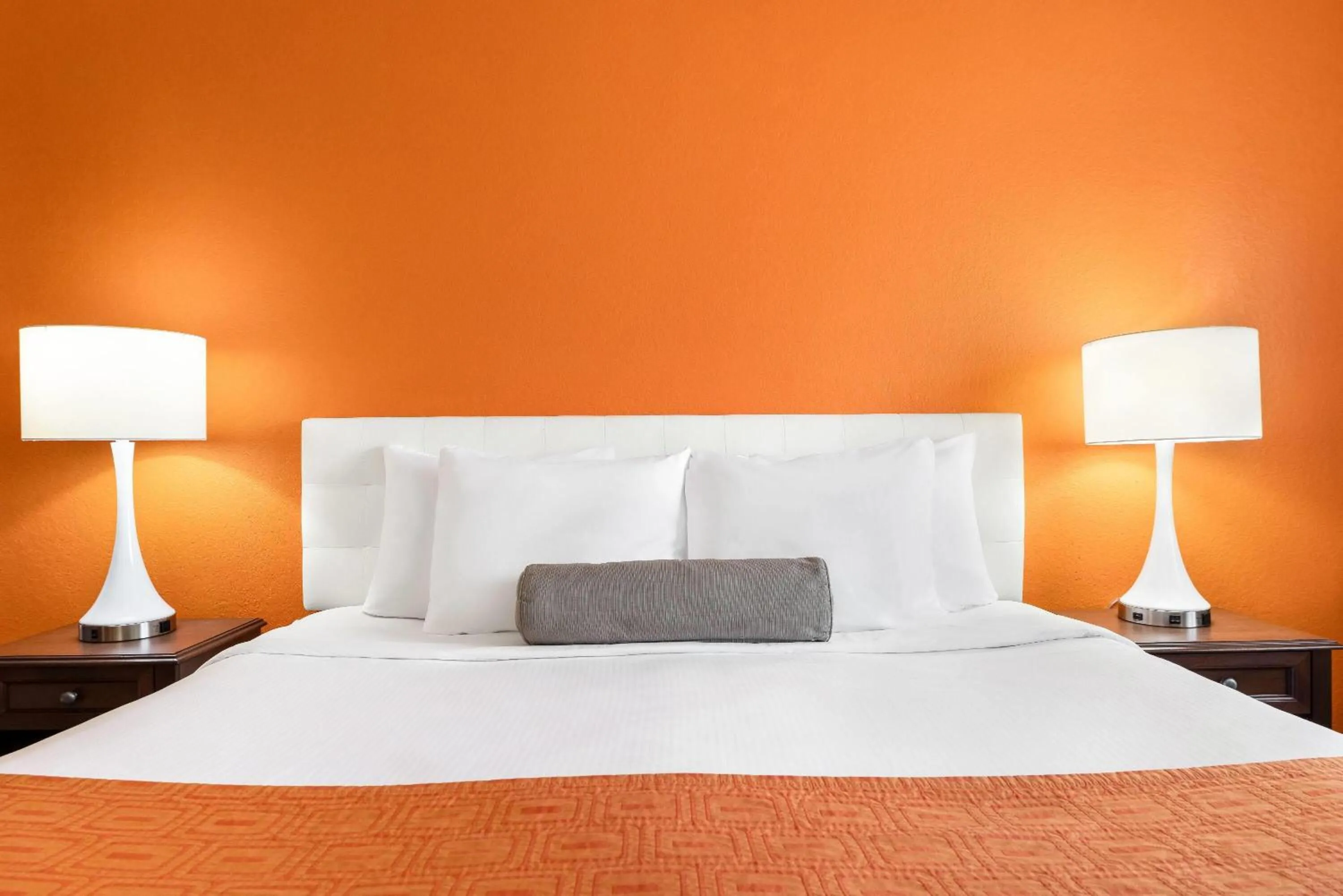 1 King Bed, One-Bedroom, Suite, Non-Smoking in Howard Johnson by Wyndham Oacoma Hotel & Suites
