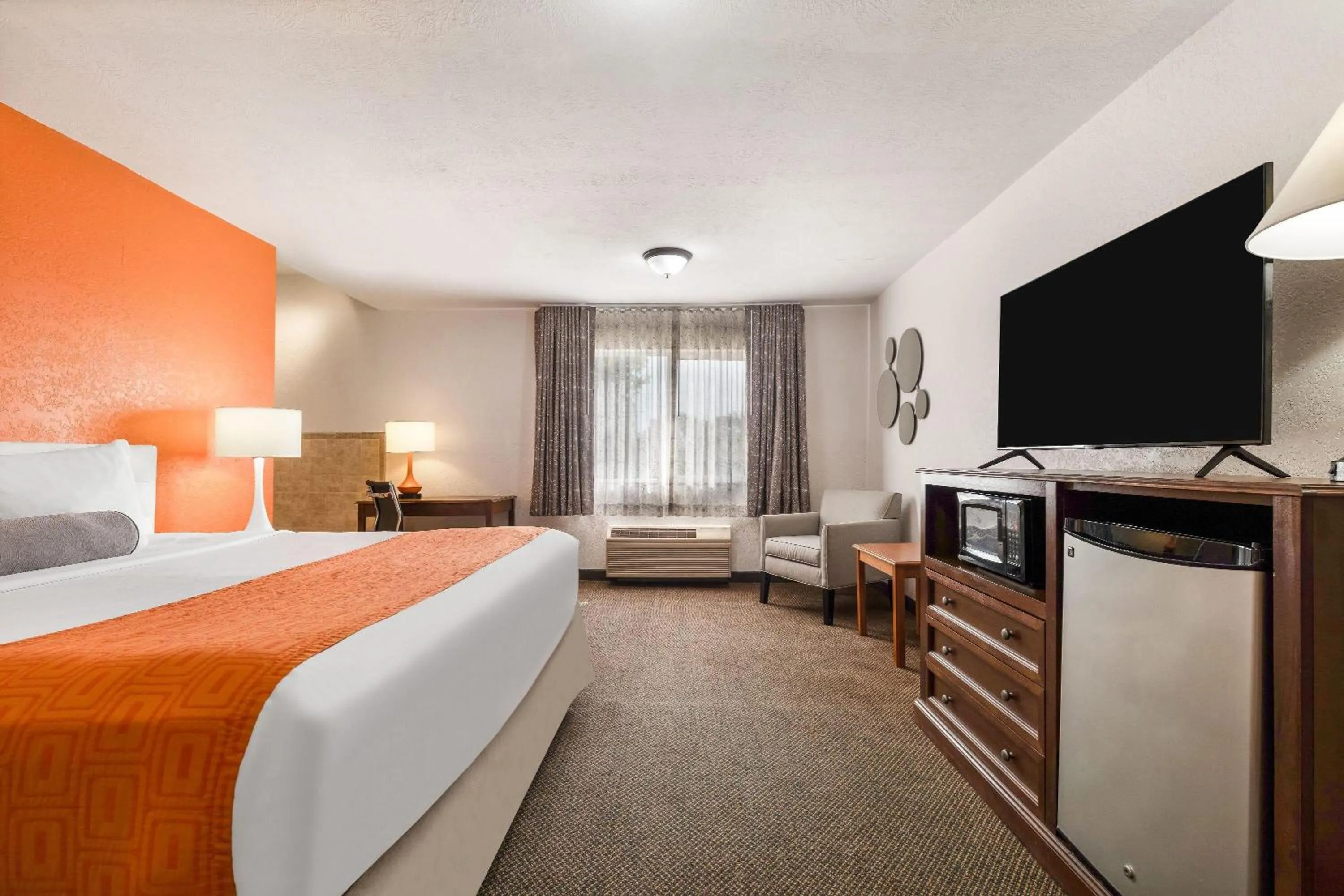 1 King Bed, Studio Suite, Non-Smoking in Howard Johnson by Wyndham Oacoma Hotel & Suites