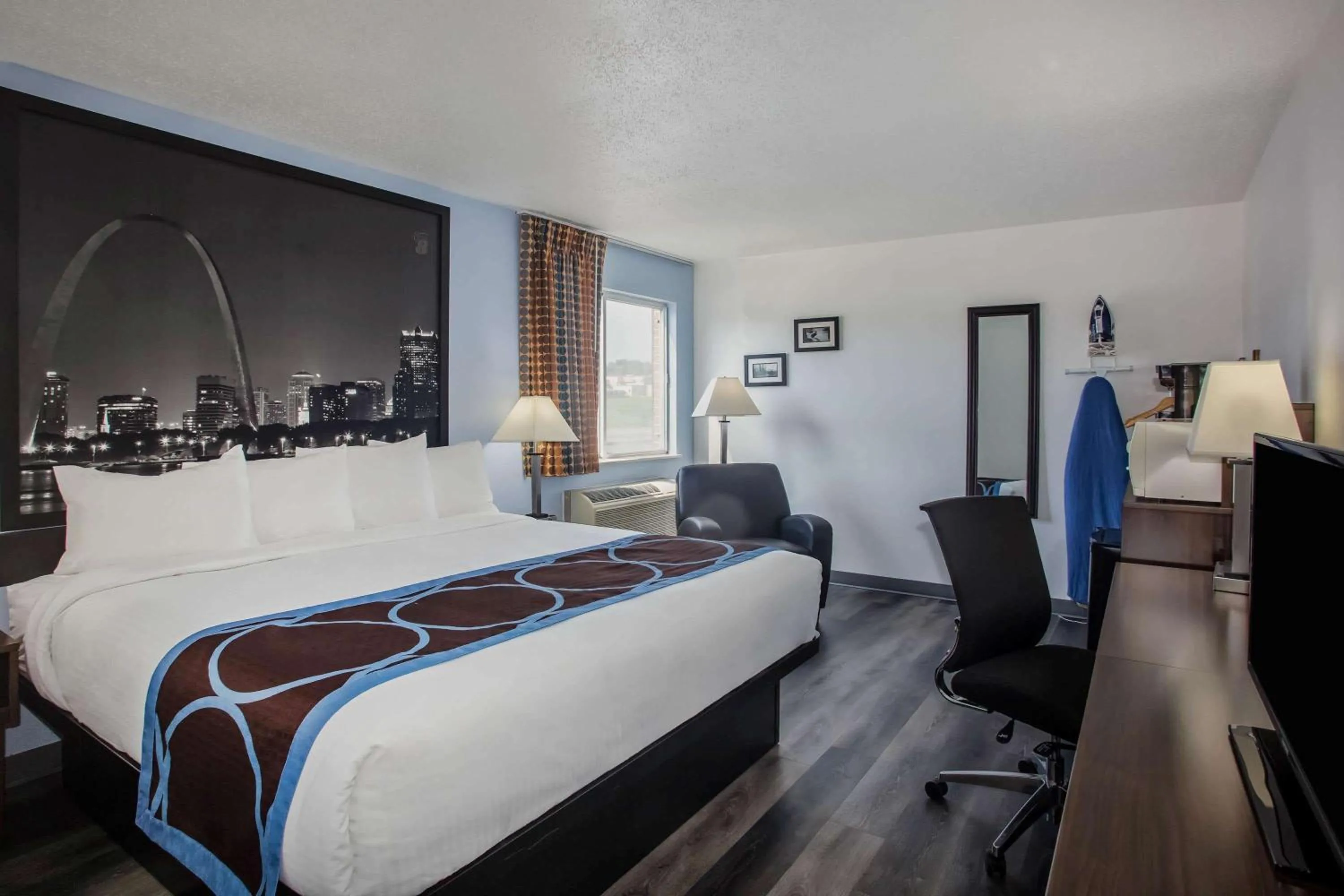 King Room with Roll-in Shower - Mobility Access/Non-Smoking in Super 8 by Wyndham Washington