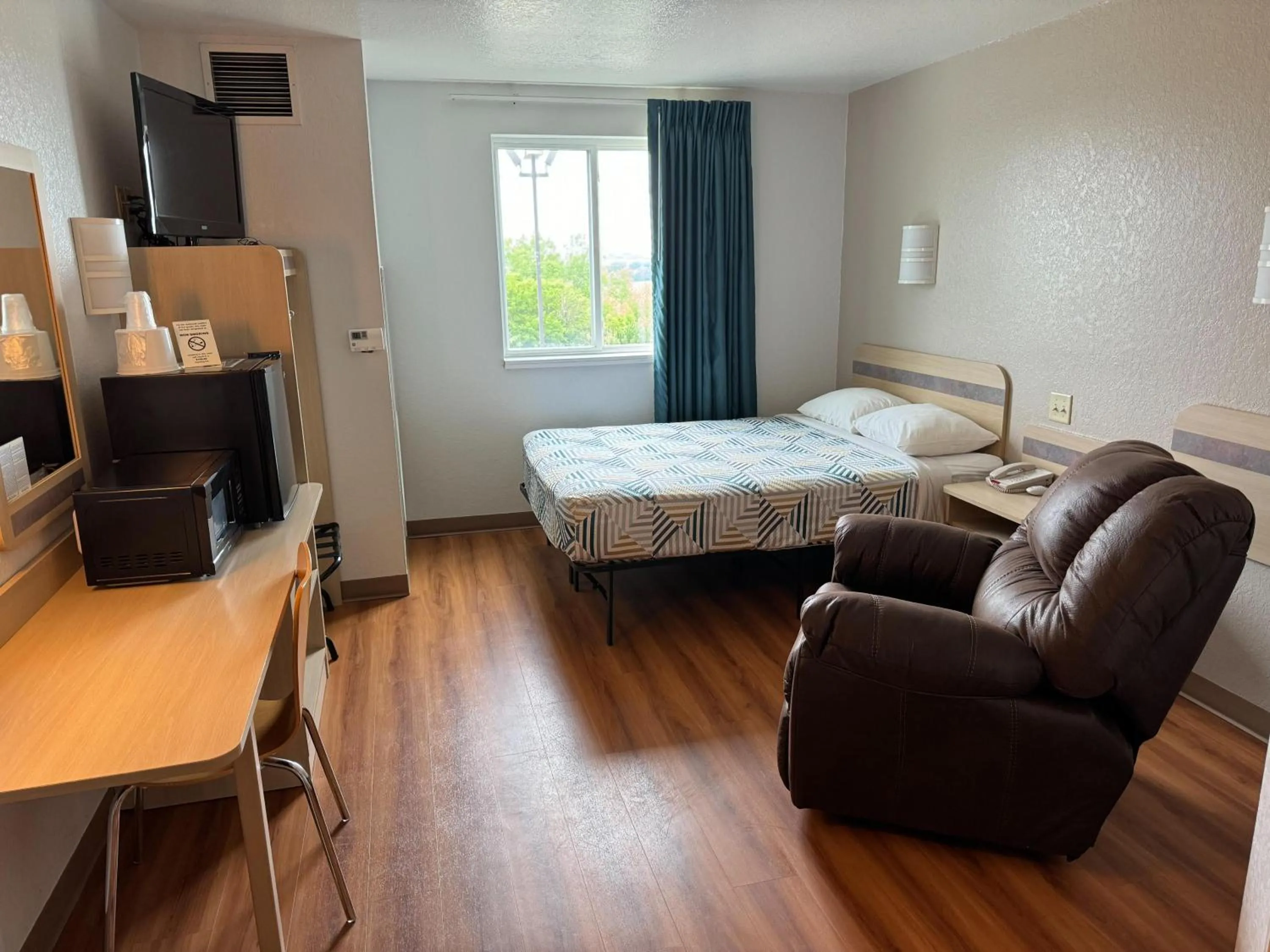 King Room - Non-Smoking in Motel 6-Avoca, IA