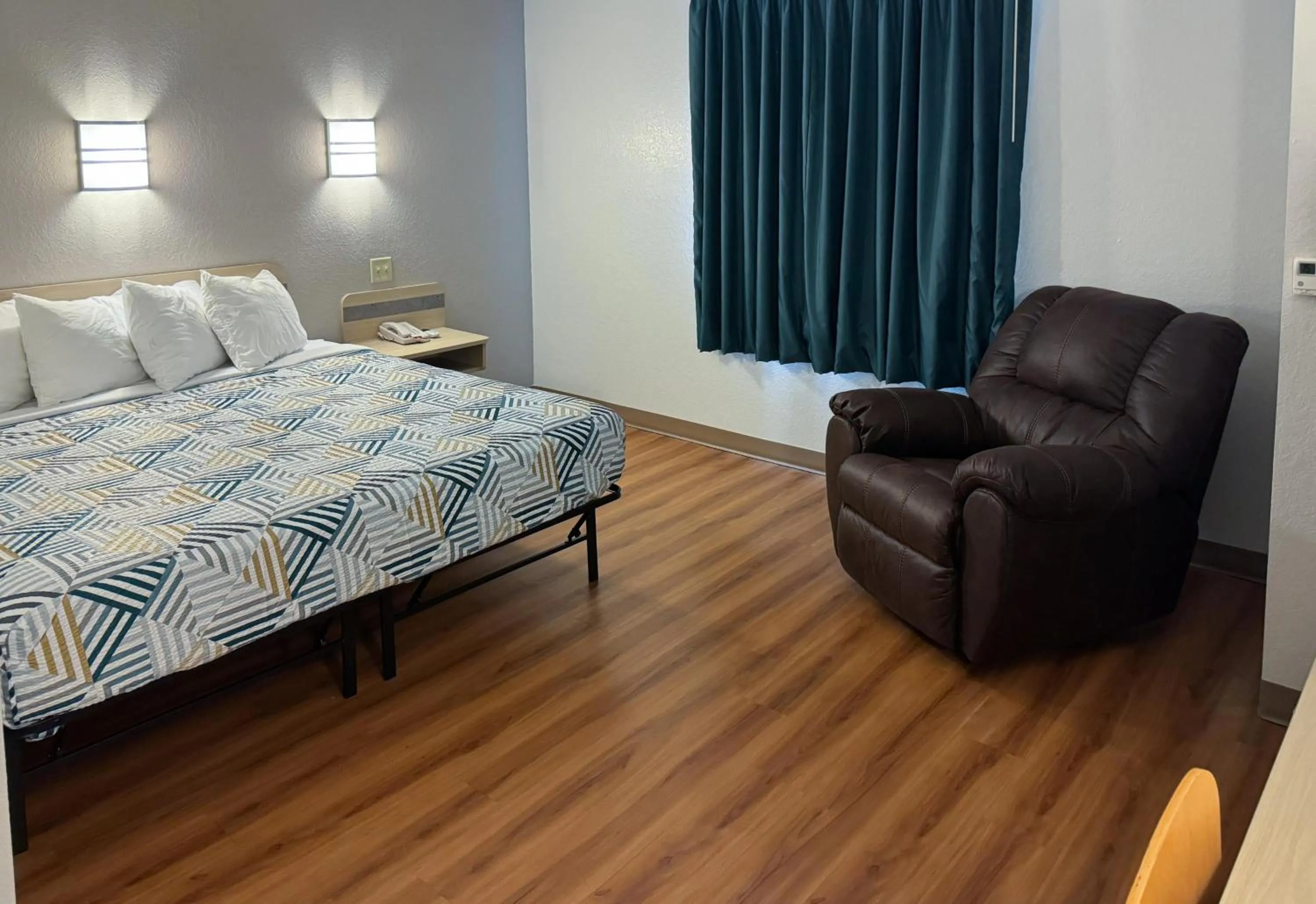 Queen Room - Non-Smoking in Motel 6-Avoca, IA