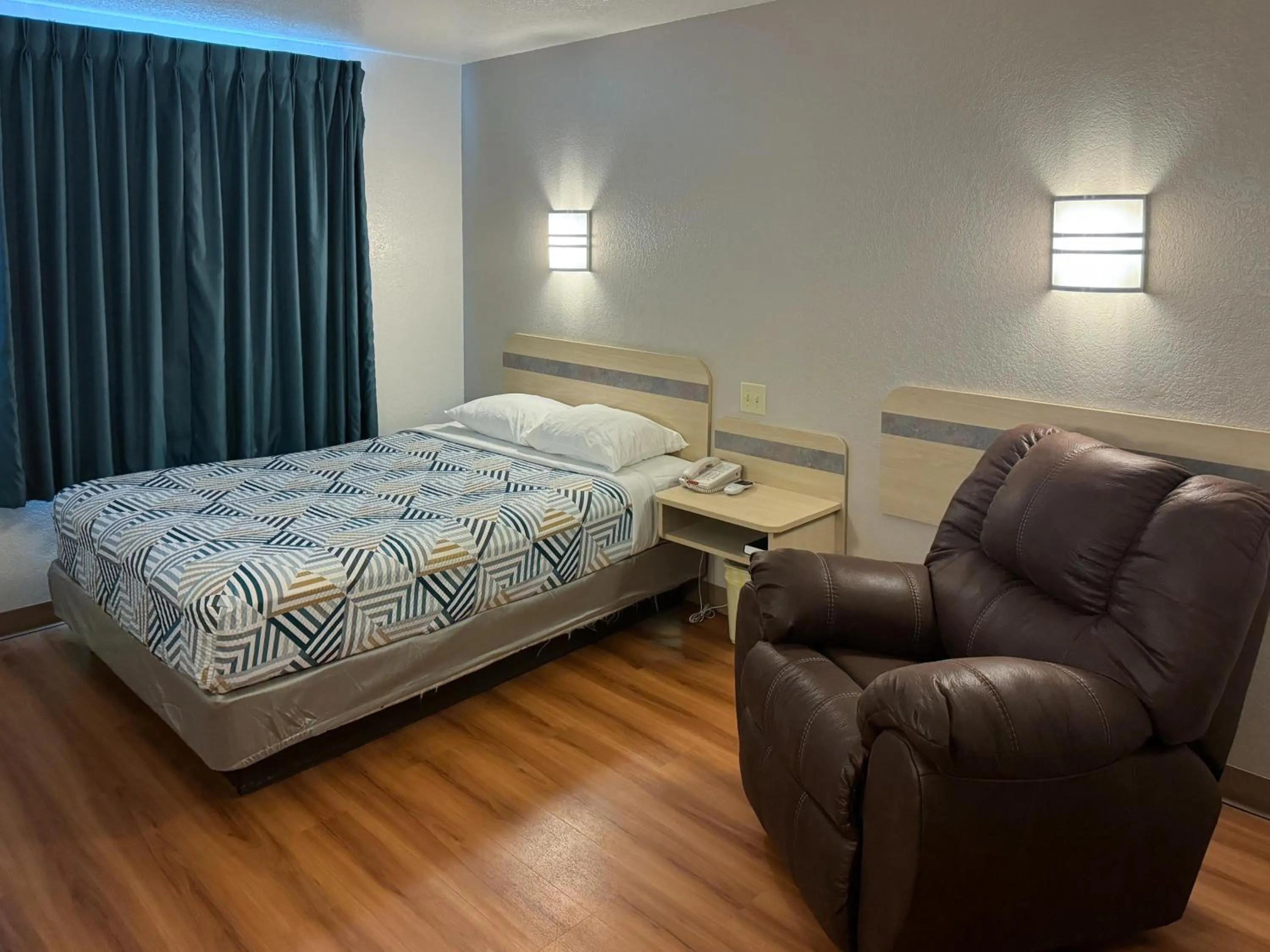 Queen Room - Smoking in Motel 6-Avoca, IA