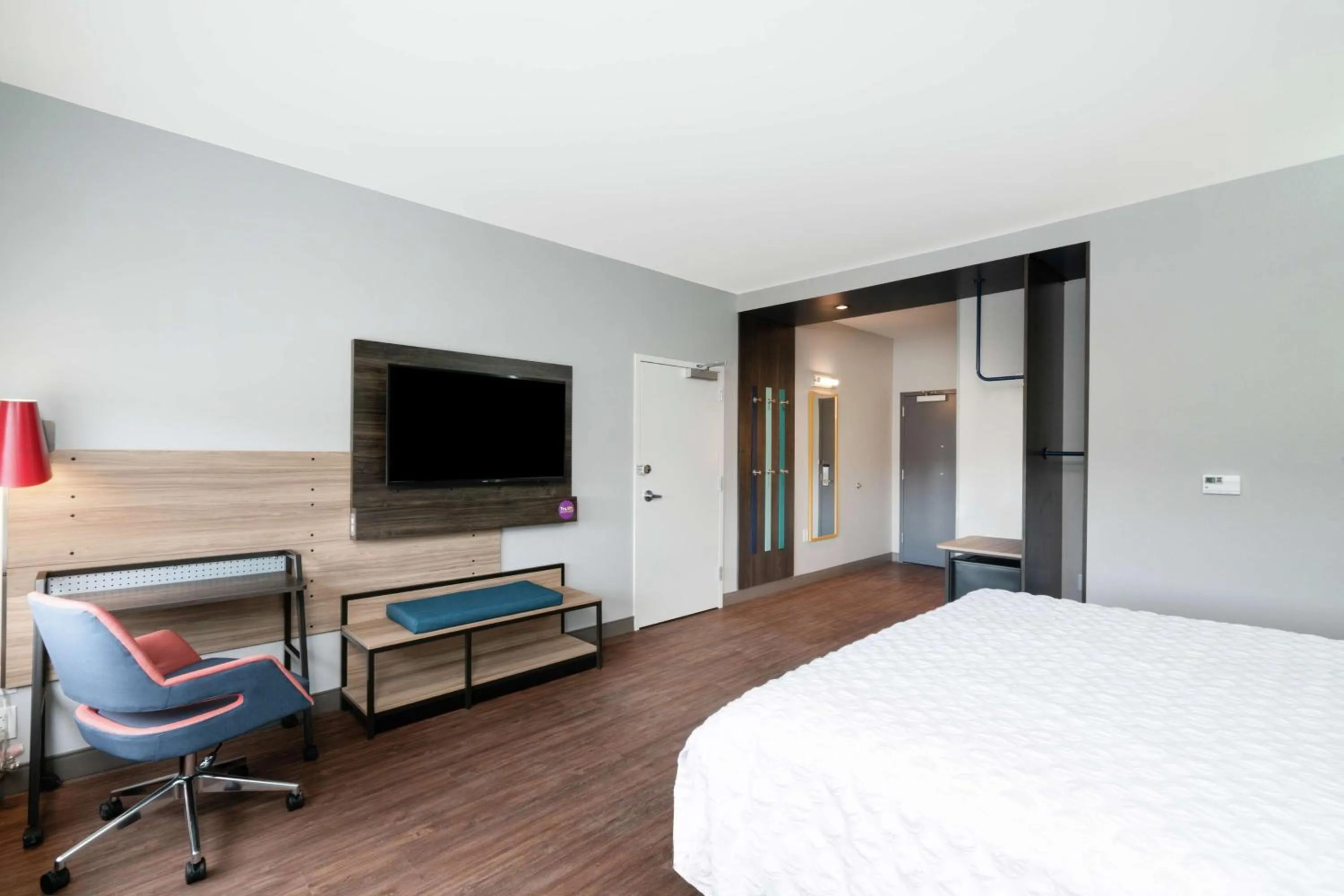 King Room with Roll-In Shower - Mobility Access in Tru By Hilton Greenville