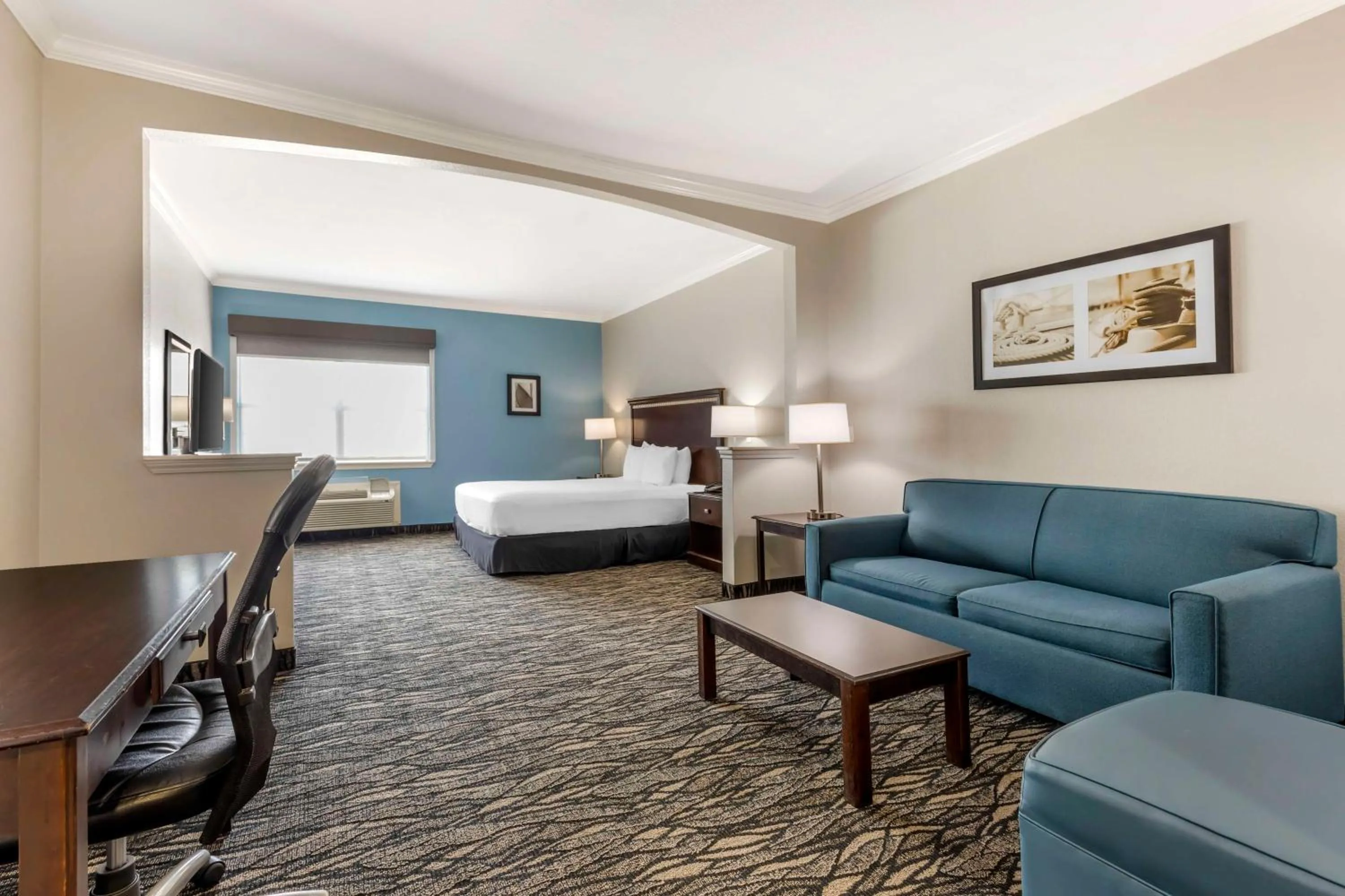 King Room with Roll-In Shower - Disability Access in Best Western Plus Lake Worth Inn & Suites
