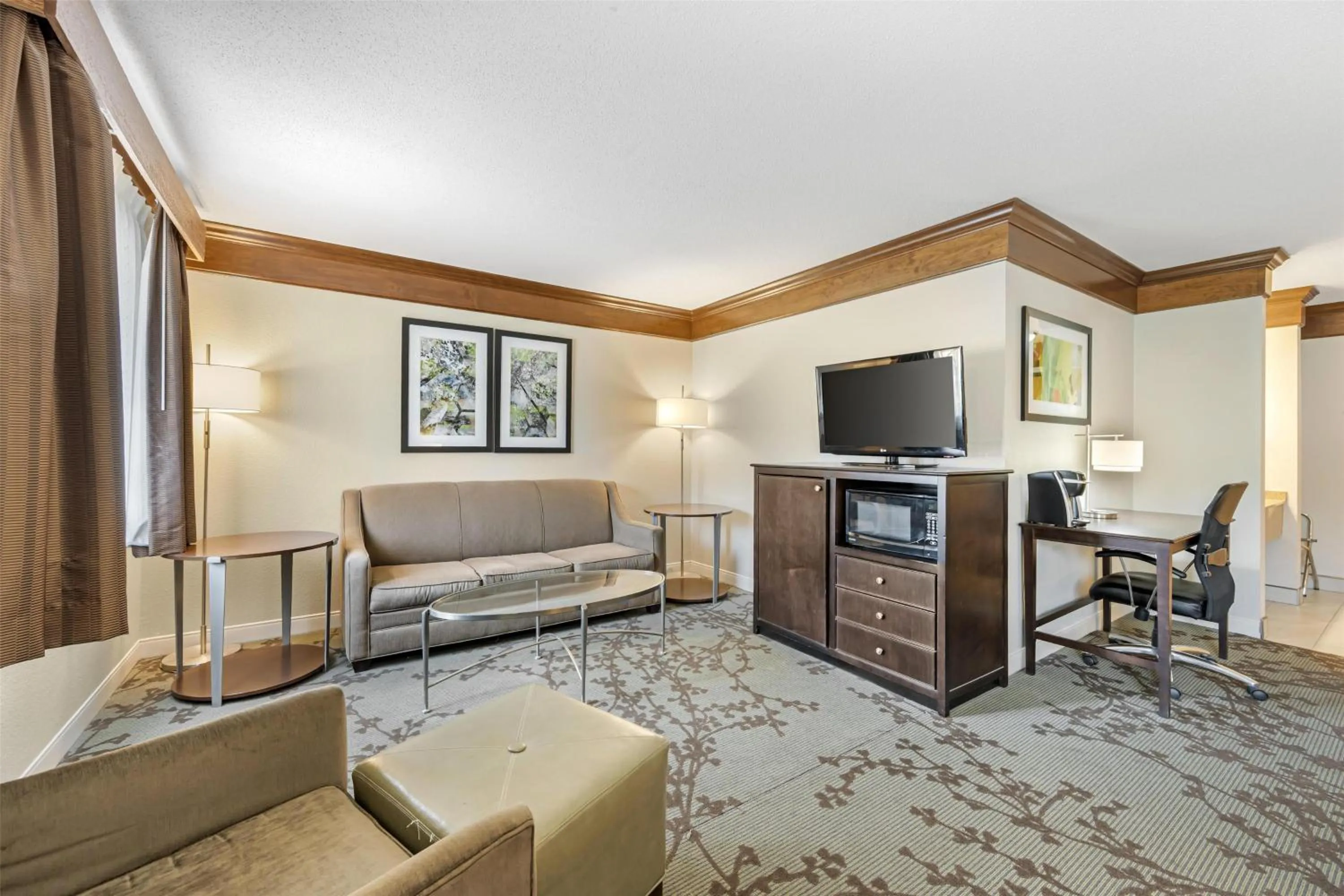 Junior Queen Suite in Best Western Black Hills Lodge