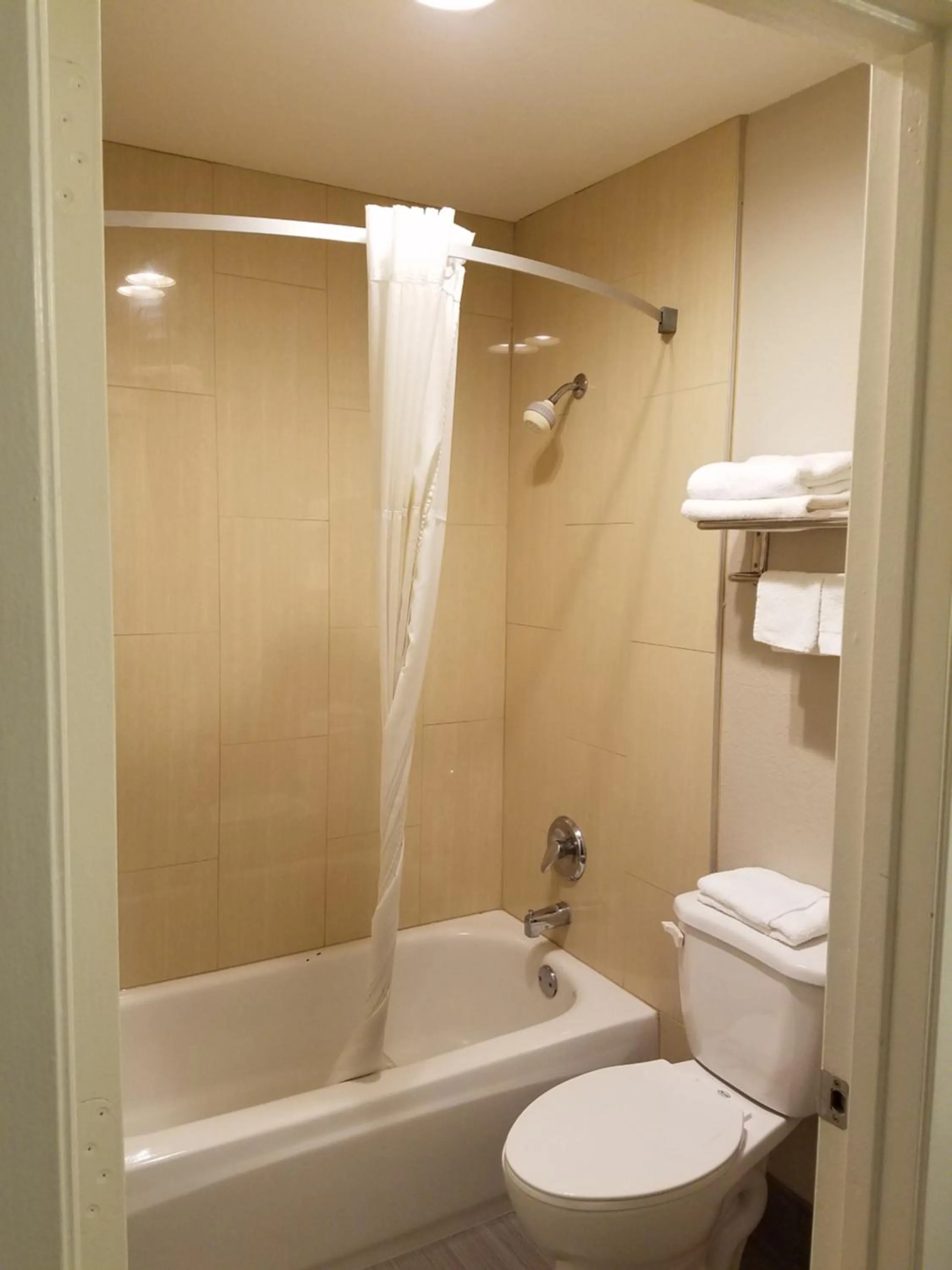 Queen Room with Bath Tub - Mobility/Hearing Accessible - Non-Smoking in Days Inn by Wyndham Ennis