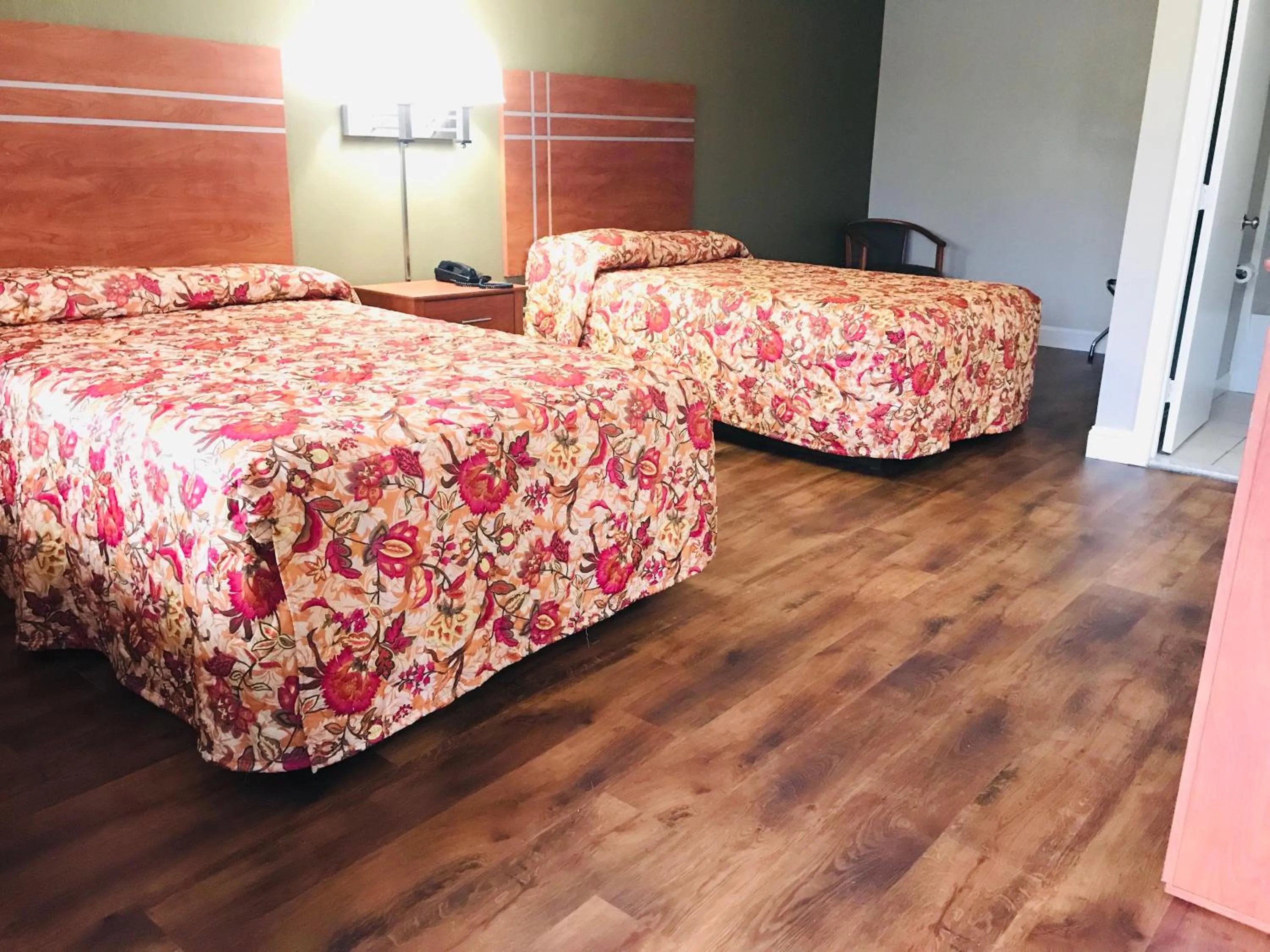 Double Room with Two Double Beds - Non-Smoking in Rodeway Inn Swansea - Somerset