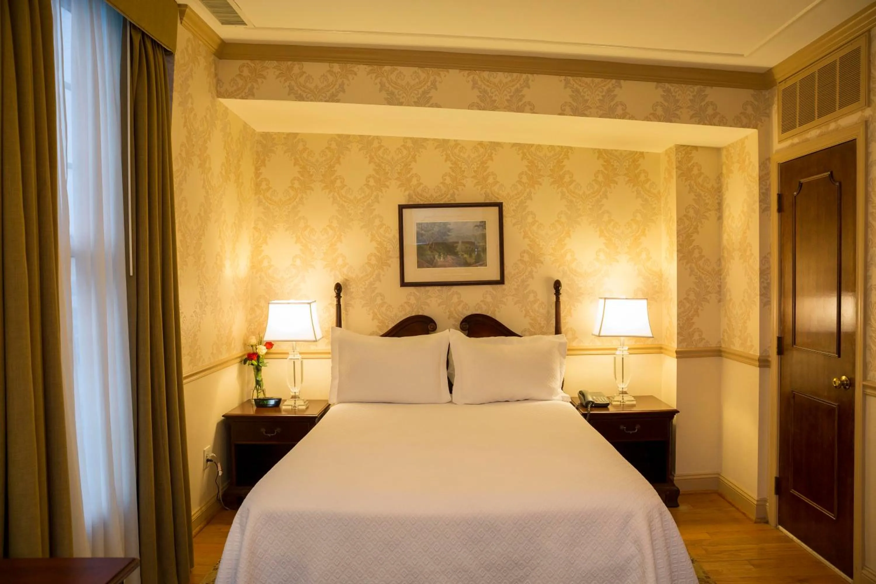 Premium Queen Room in Penn's View Hotel Philadelphia