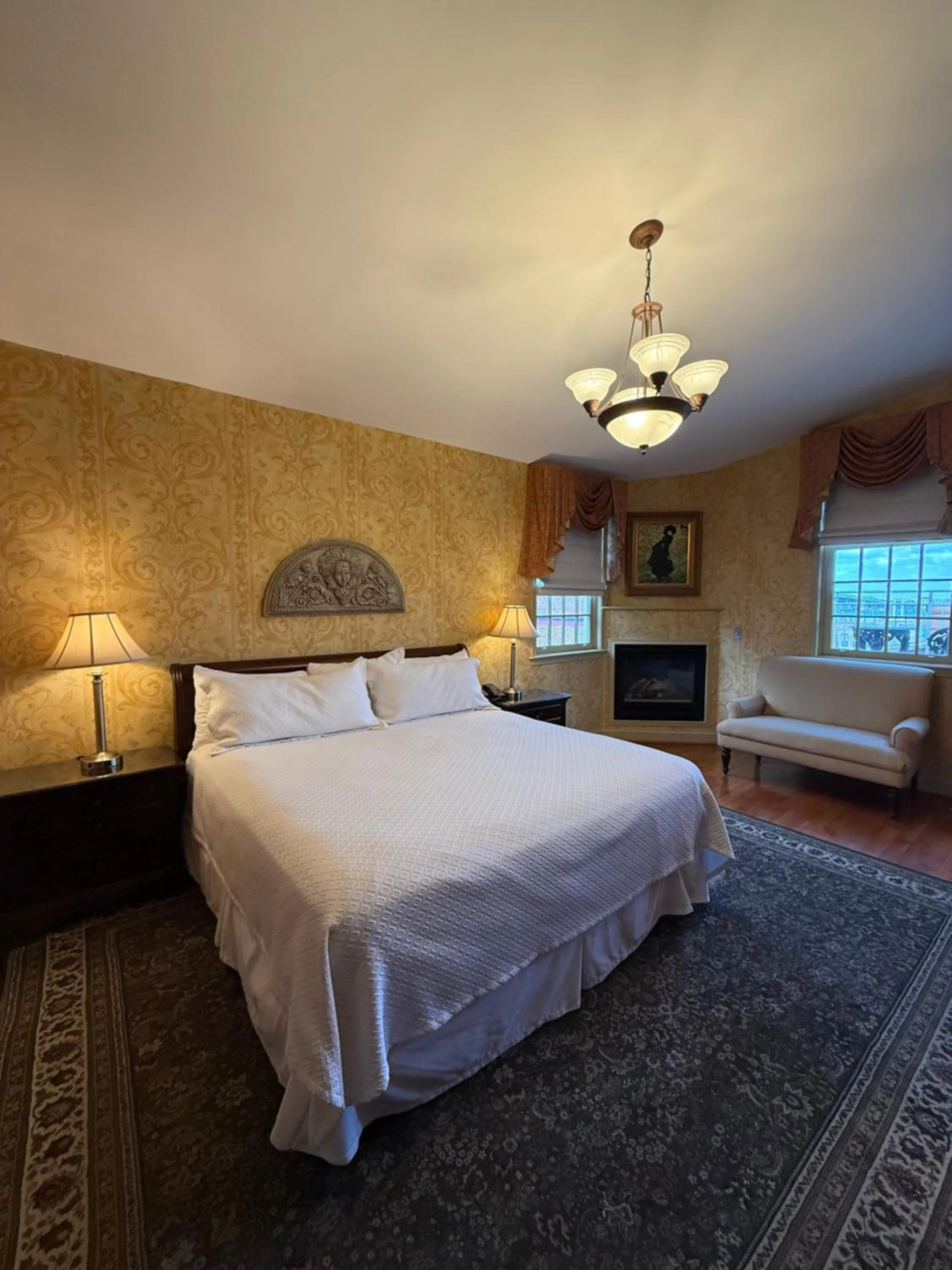 Deluxe Double Room with Balcony in Penn's View Hotel Philadelphia