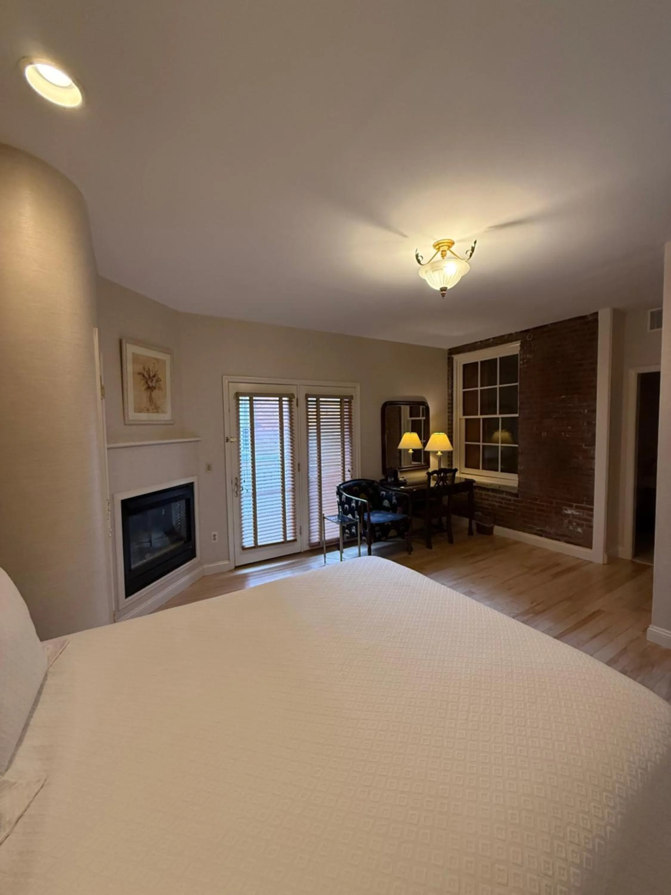 Deluxe Queen Room in Penn's View Hotel Philadelphia