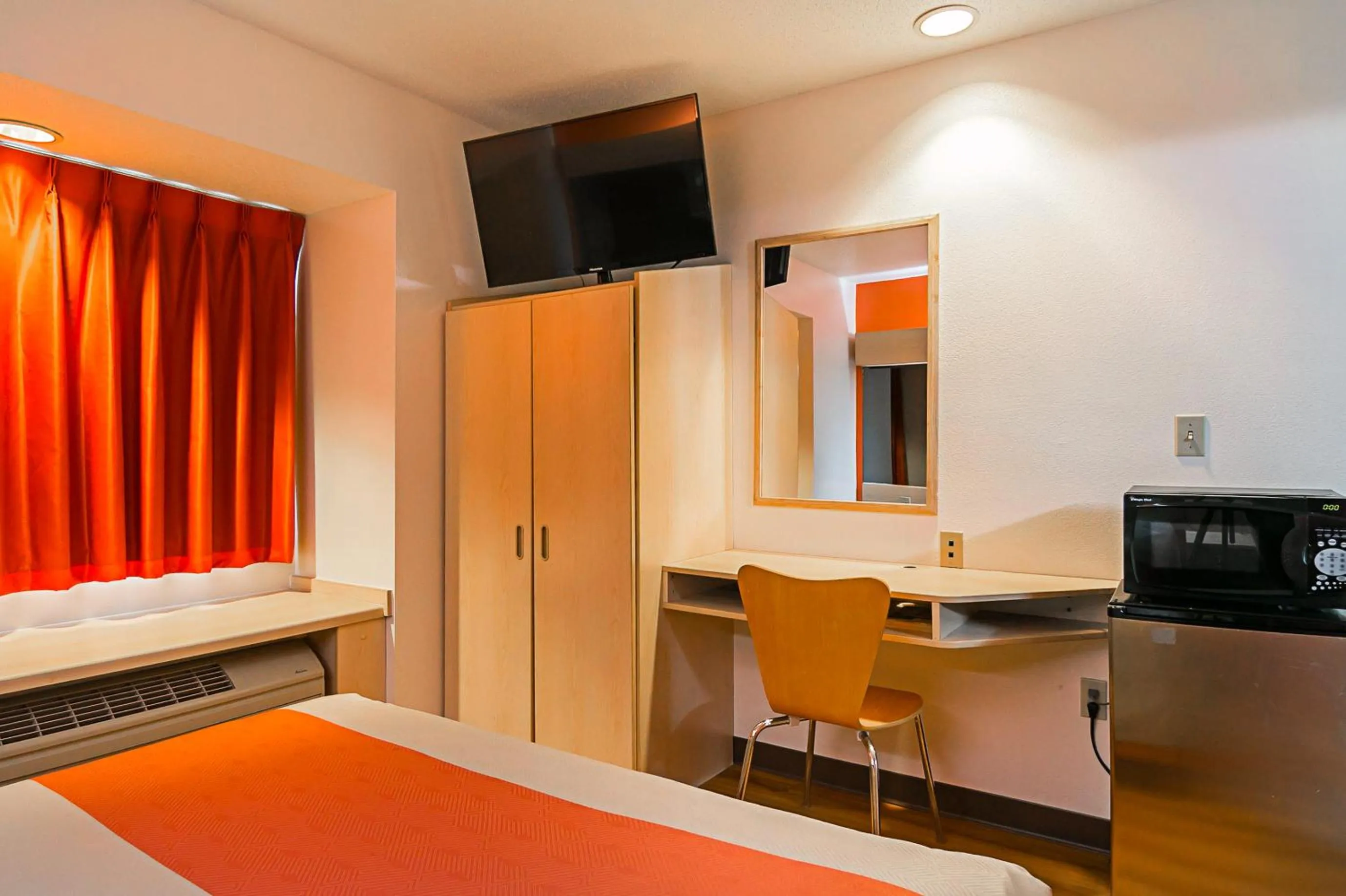 Queen Room - single occupancy - Disability Access in Motel 6-Sycamore, IL