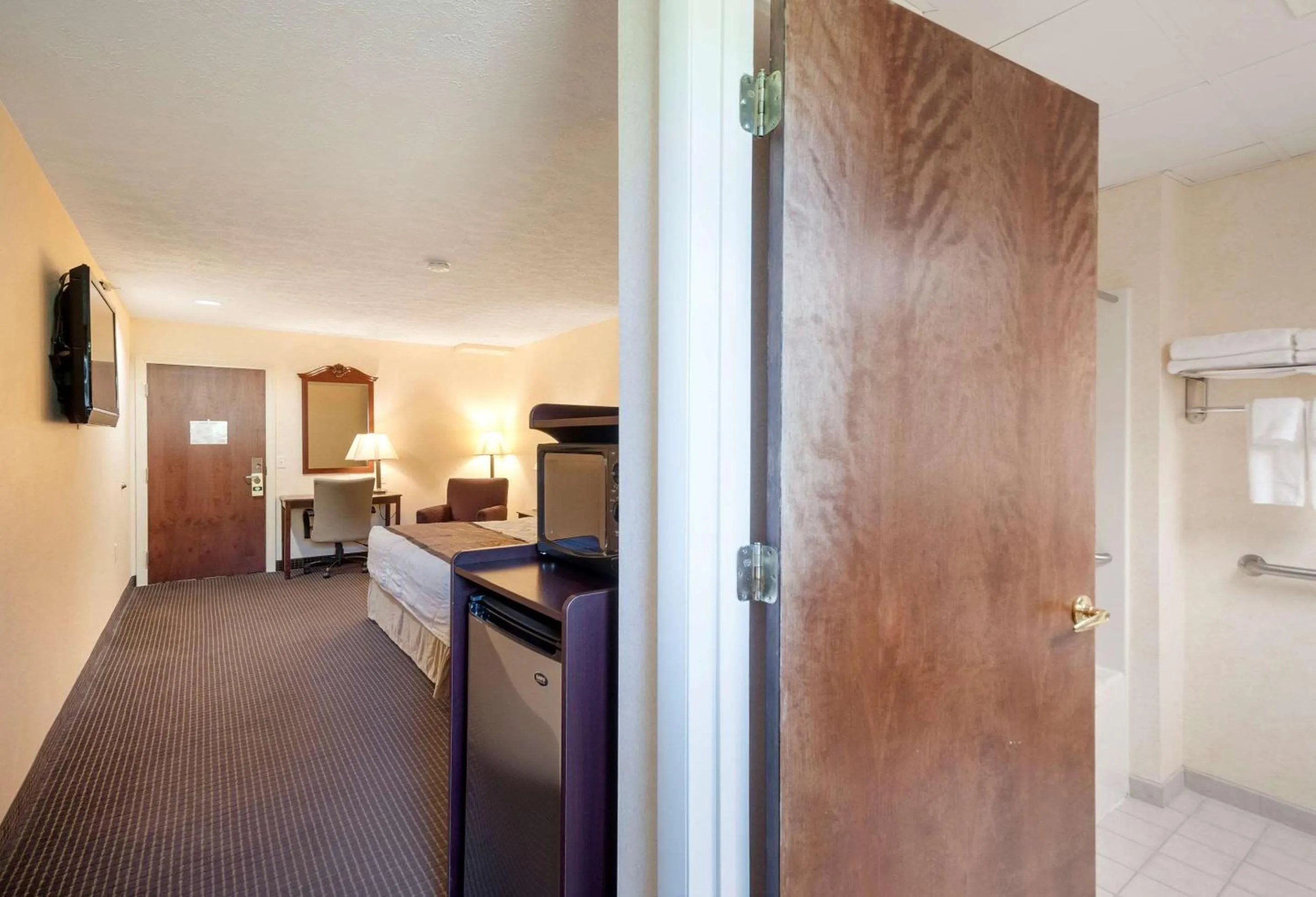 King Room - Accessible/Non-Smoking in Rodeway Inn & Suites