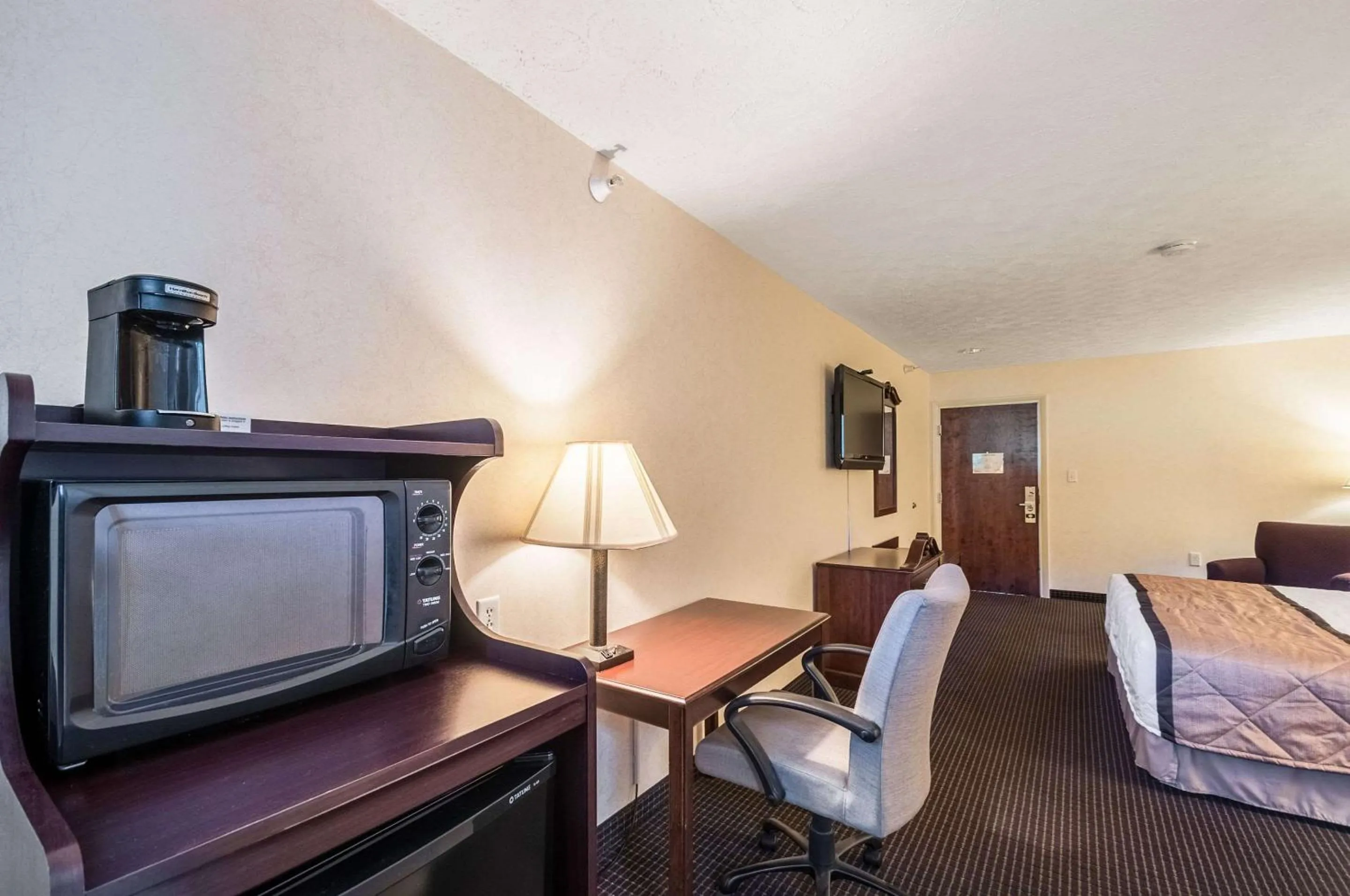 King Room - Non-Smoking in Rodeway Inn & Suites