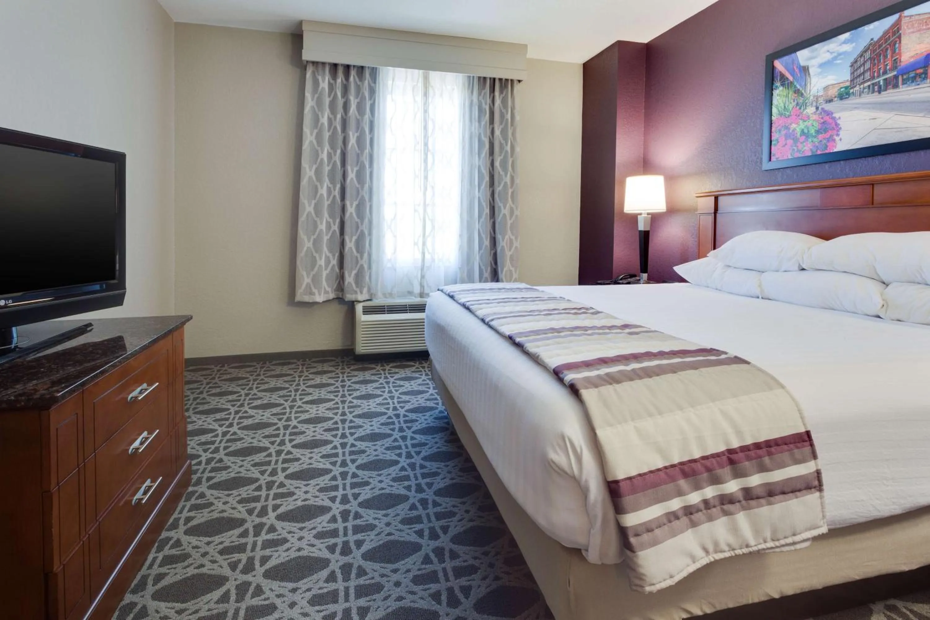 Superior King Suite in Drury Inn & Suites Middletown Franklin