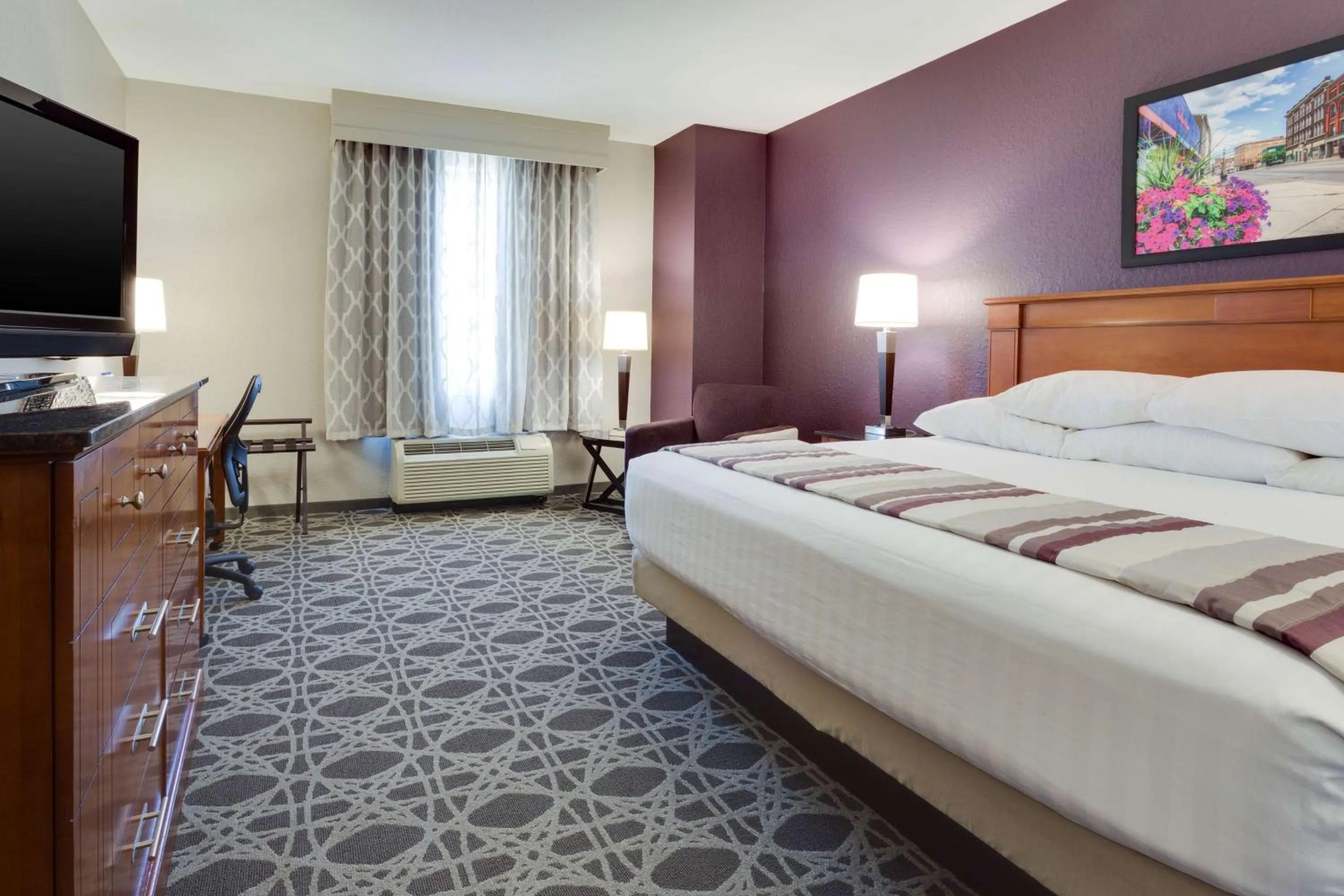 Spacious King Room in Drury Inn & Suites Middletown Franklin