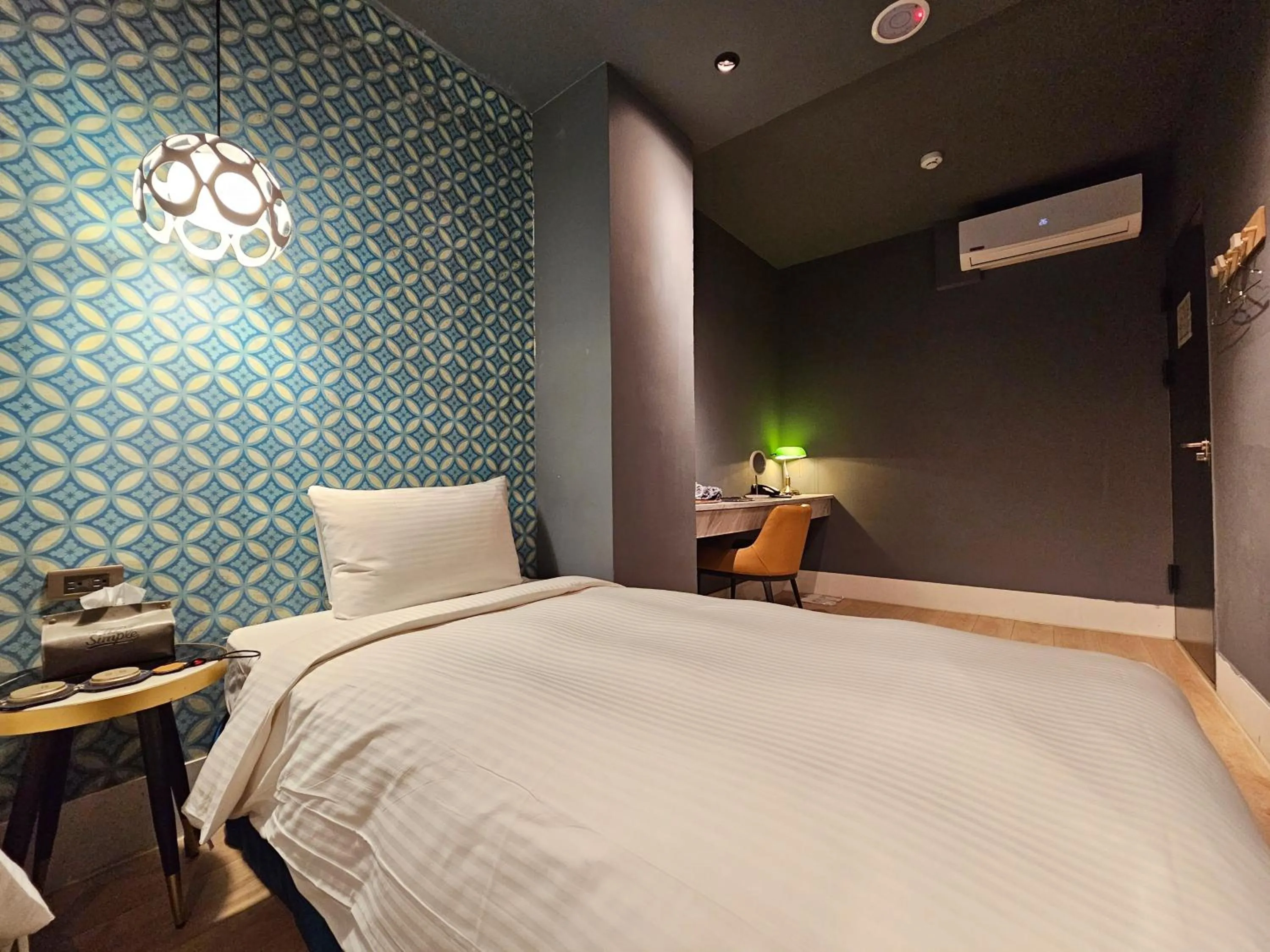 Standard Twin Room without Window in Modern Inn