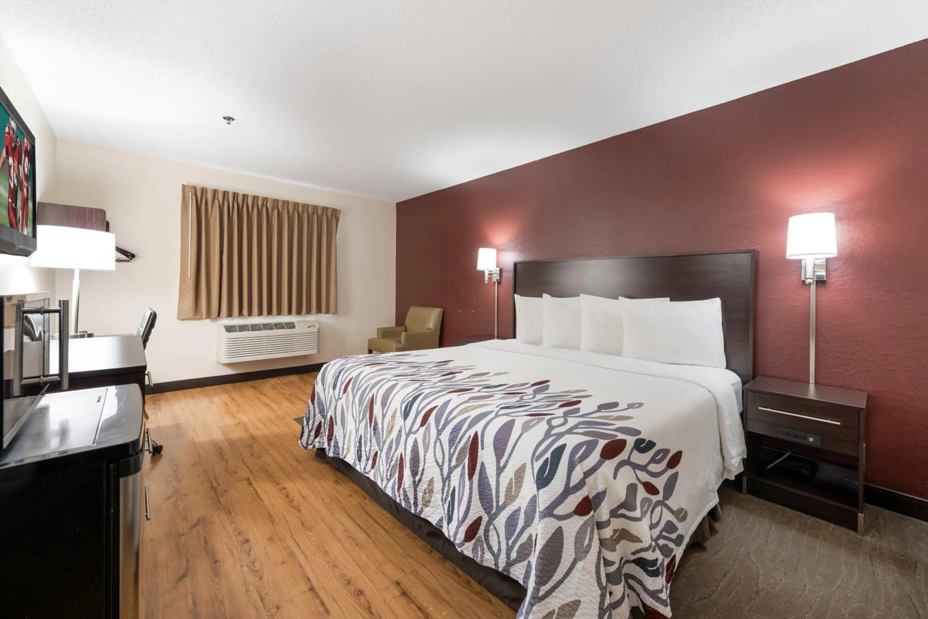 Deluxe King Room - Non-Smoking in Red Roof Inn Auburn