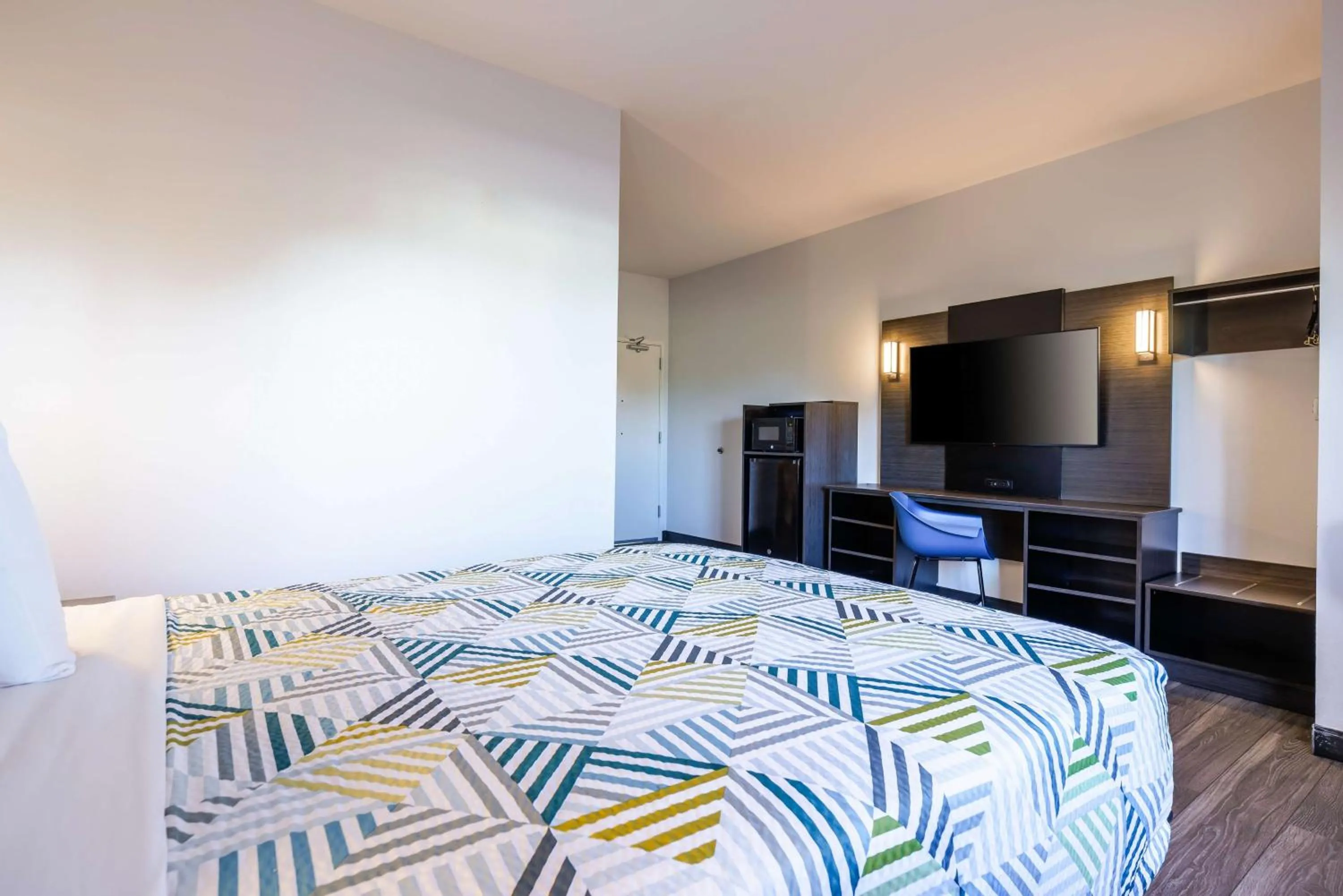 Queen Room - Disability Access - Non-Smoking in Motel 6-Grand Island, NE