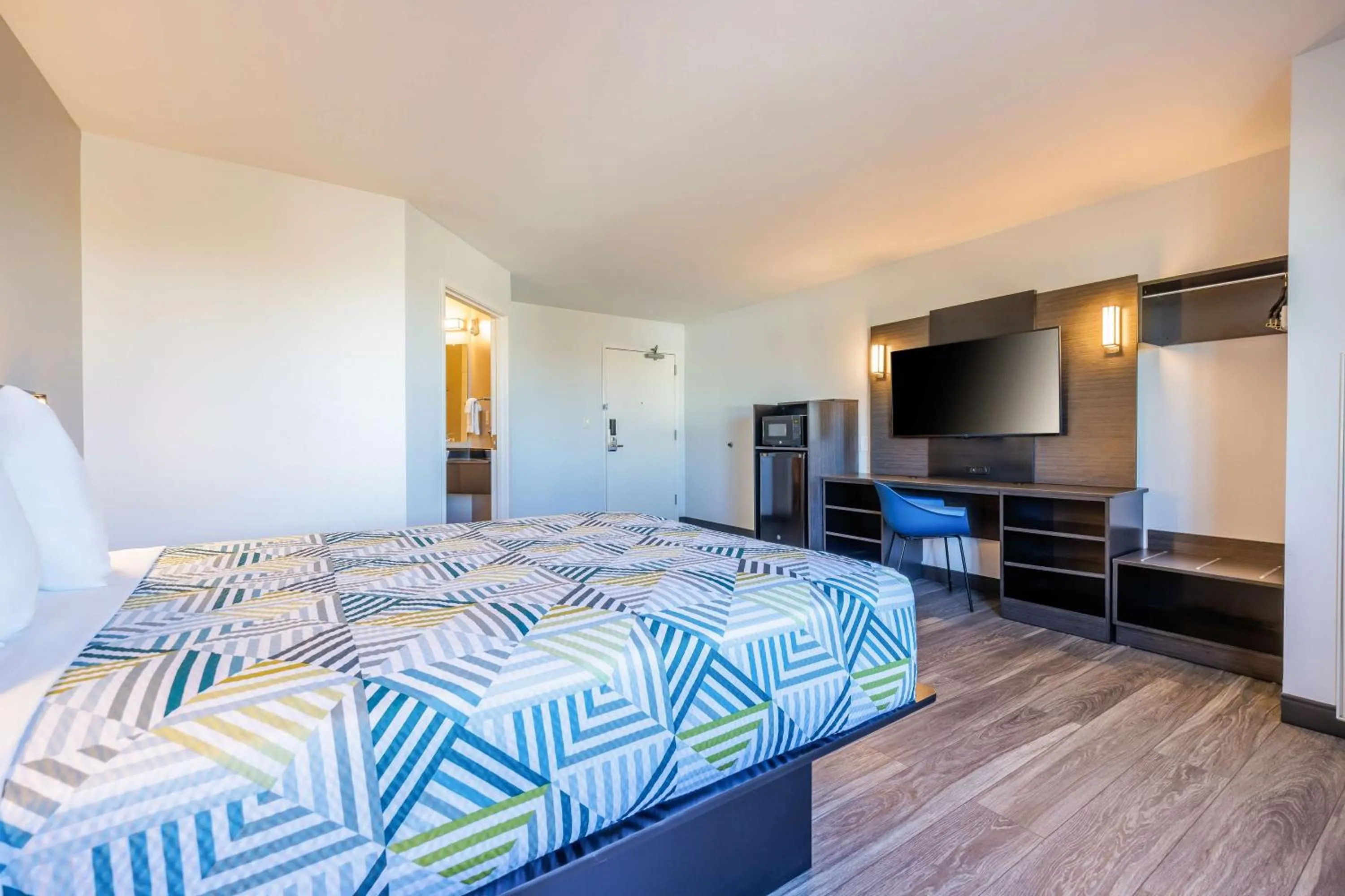 Queen Room - Non-Smoking in Motel 6-Grand Island, NE