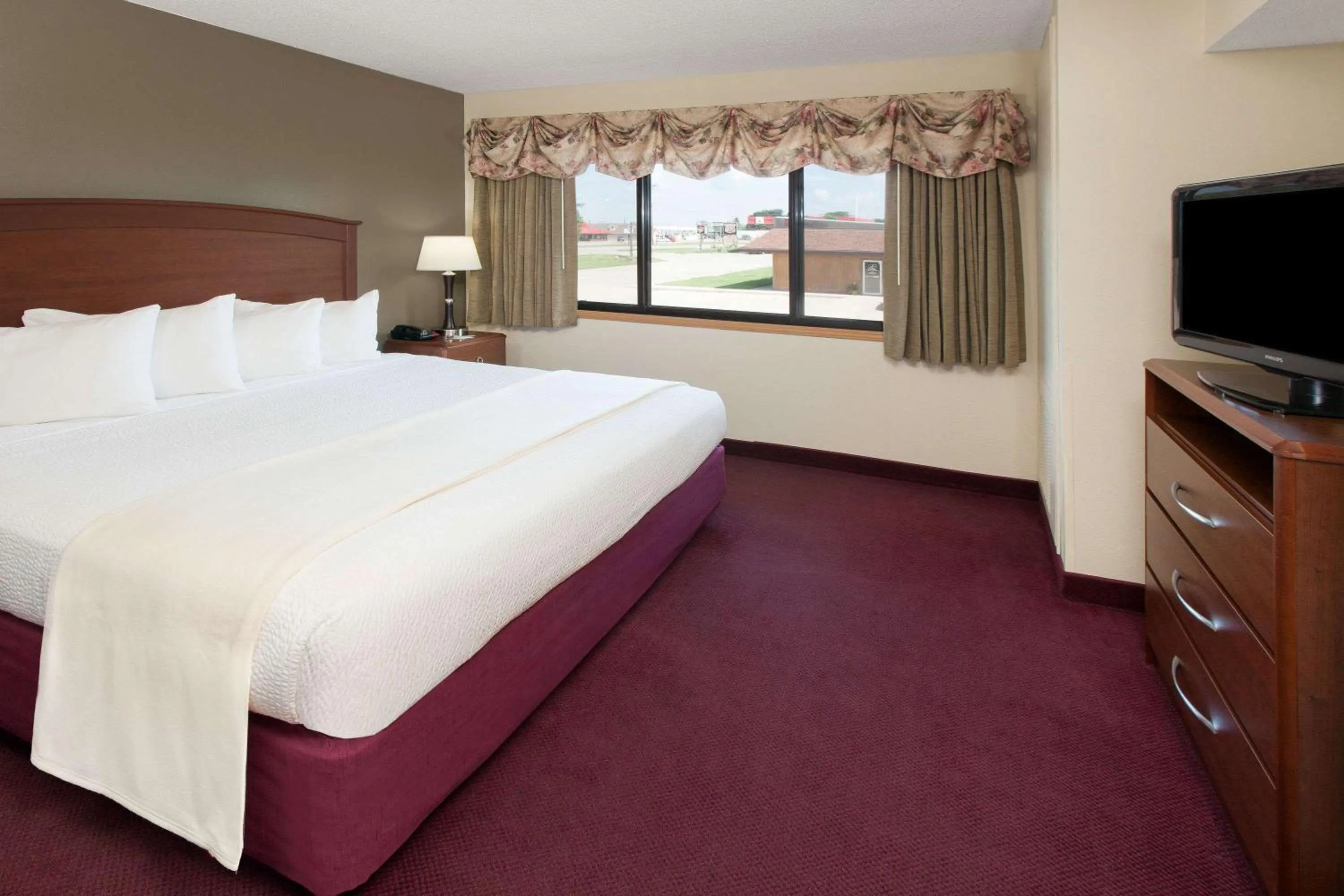 King Room - Non-Smoking in AmericInn by Wyndham Iowa Falls