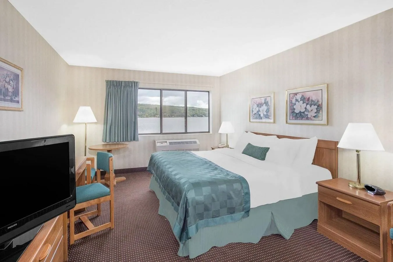 Lakeside View King Room - Disability Access/Non-Smoking in Ramada by Wyndham Hancock Waterfront