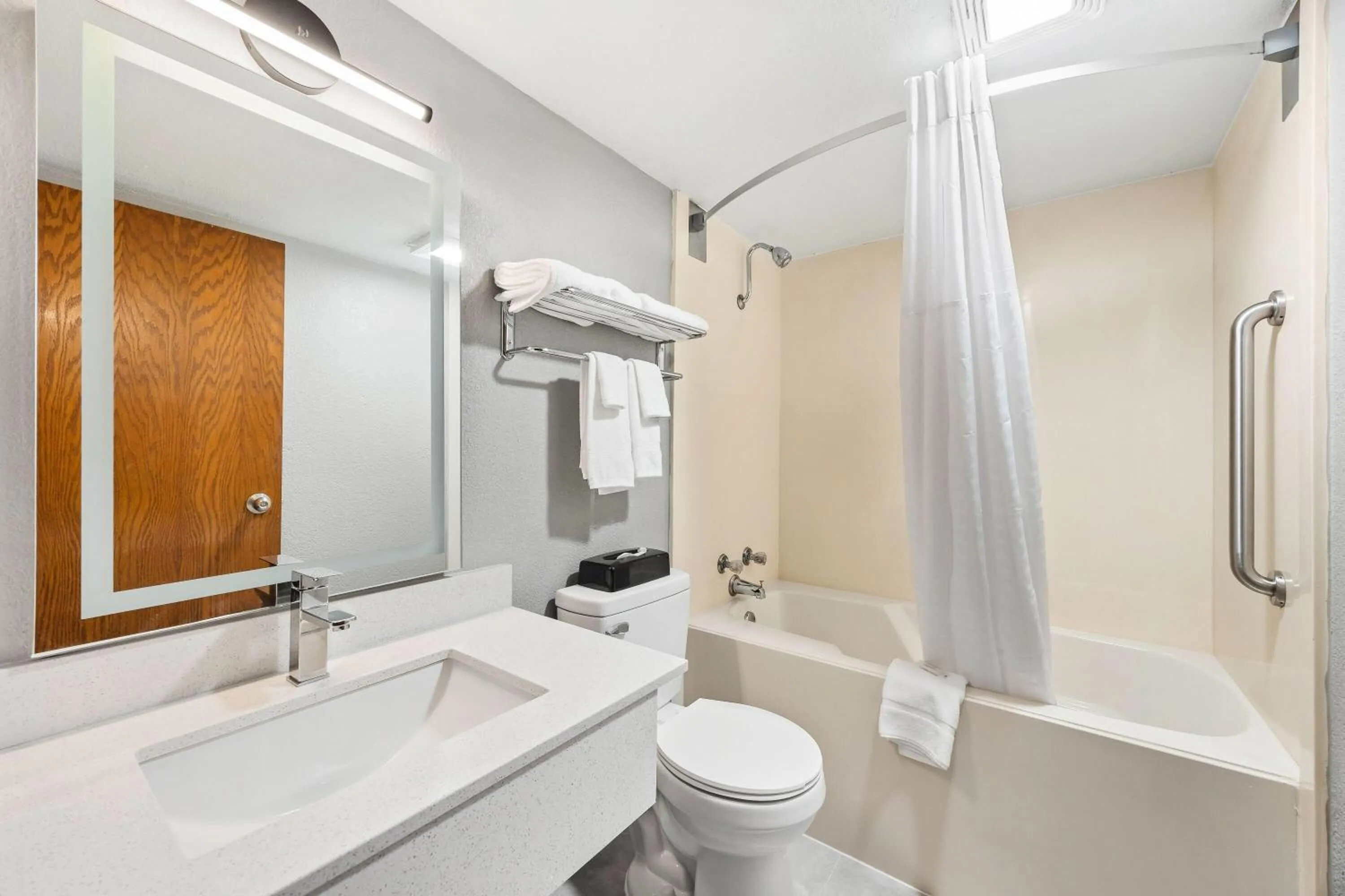 Deluxe King Room - Non-Smoking in Super 8 by Wyndham Harrison AR