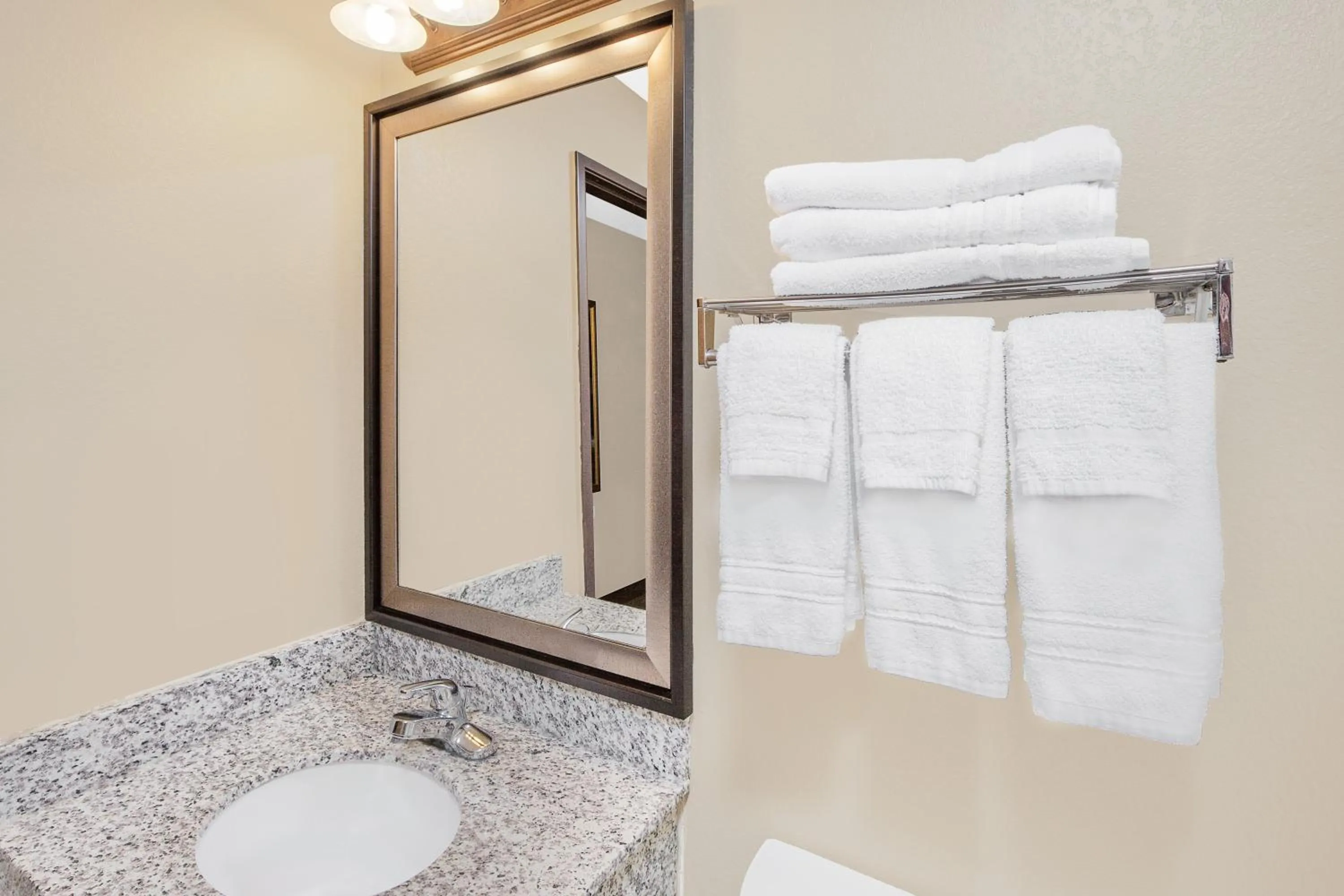 Queen Room - Smoking in Super 8 by Wyndham Seville